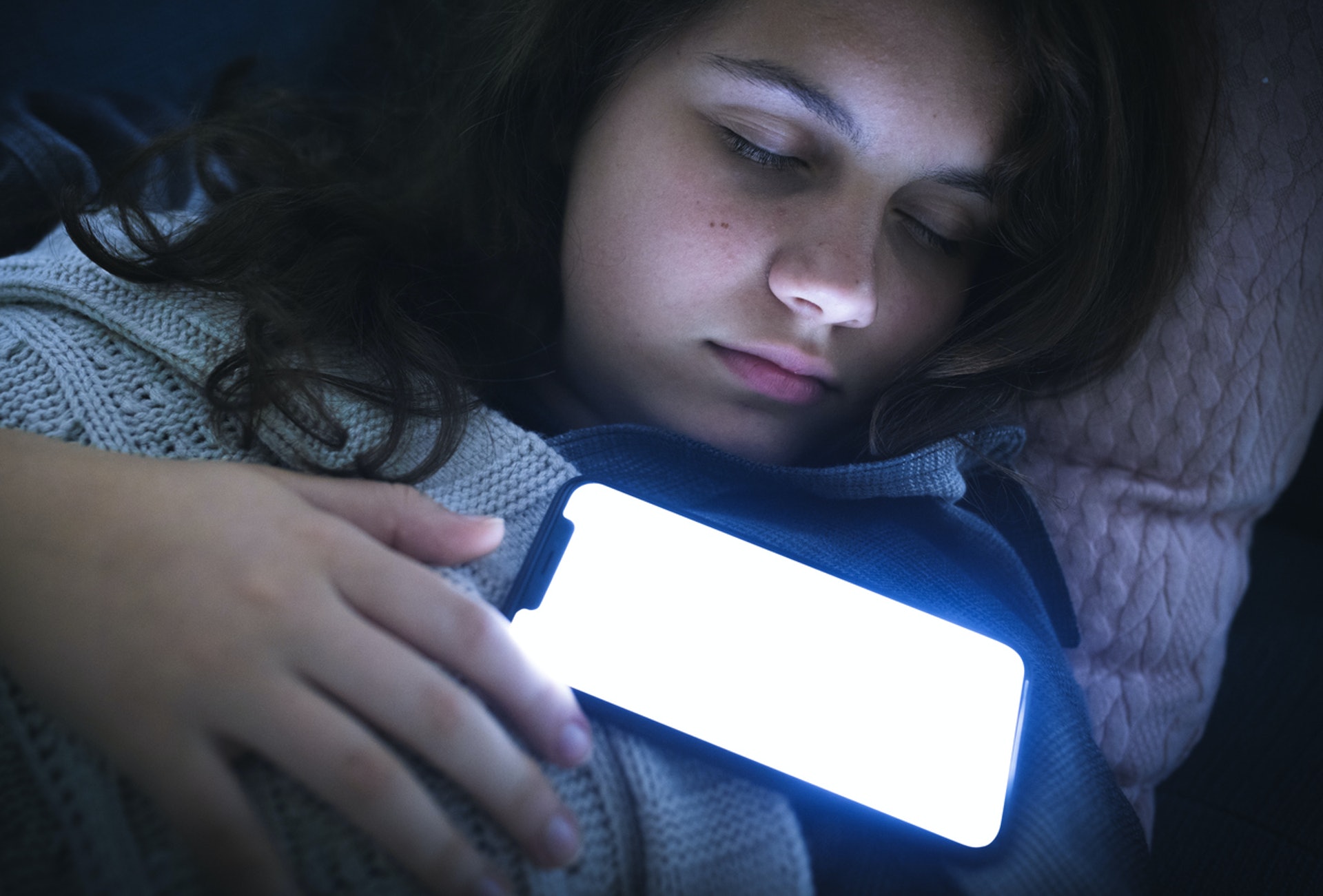 不少人會在睡覺時，仍開著手機﹑平板﹑電腦螢幕（Google圖片）