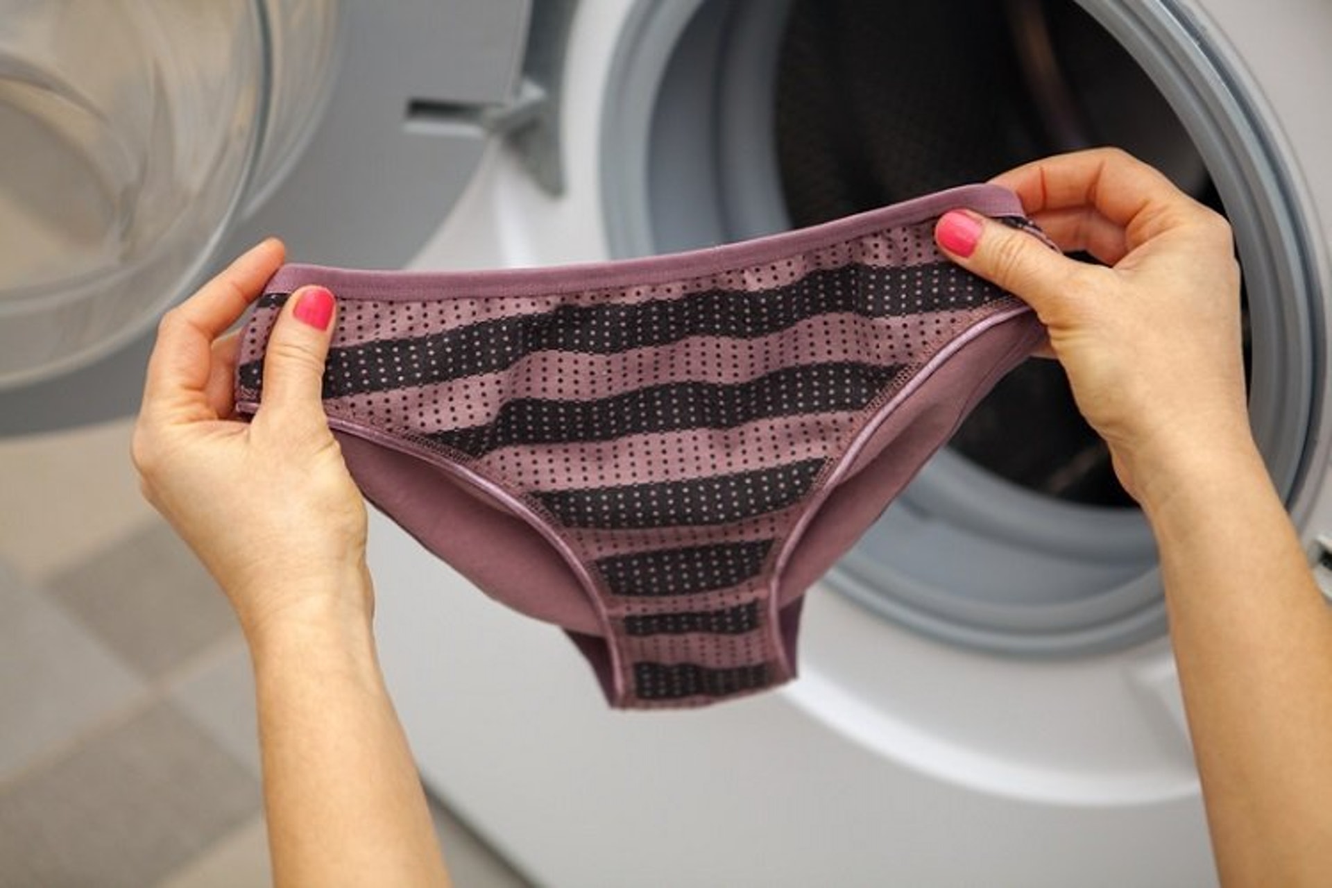 將所有衣物全部丟進洗衣機清洗會增加細菌交互感染 (圖片: FreePik)