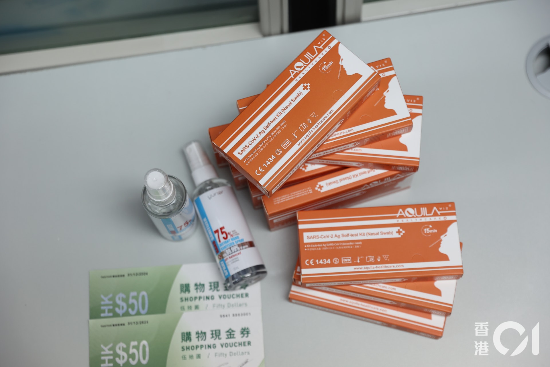 陳葒轉贈經平台收集的抗疫物資包予吳同學,包括十盒快速測試包、消毒噴霧等。(鄭子峰攝) 陳葒轉贈經平台收集的抗疫物資包予吳同學,包括十盒快速測試包、消毒噴霧等。(鄭子峰攝)