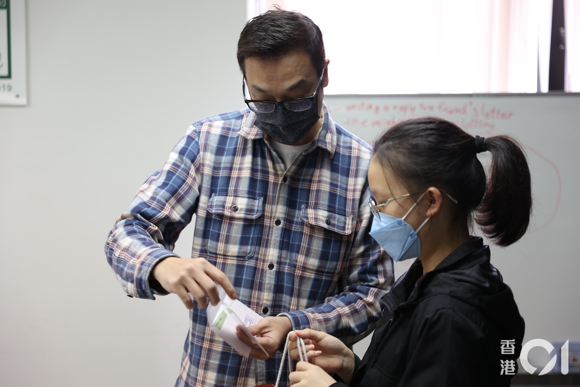 陳葒轉贈經平台收集的抗疫物資包予吳同學,包括十盒快速測試包、消毒噴霧等。(鄭子峰攝) 陳葒轉贈經平台收集的抗疫物資包予吳同學,包括十盒快速測試包、消毒噴霧等。(鄭子峰攝)