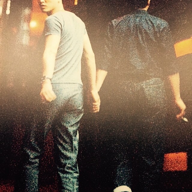 張國榮逝世19周年| 哥哥張國榮從沒有躲避鏡頭,牽起了唐鶴德的手,此後這張照片被稱為「世紀牽手照」。(IG@dhttong) 張國榮逝世19周年| 哥哥張國榮從沒有躲避鏡頭,牽起了唐鶴德的手,此後這張照片被稱為「世紀牽手照」。(IG@dhttong)