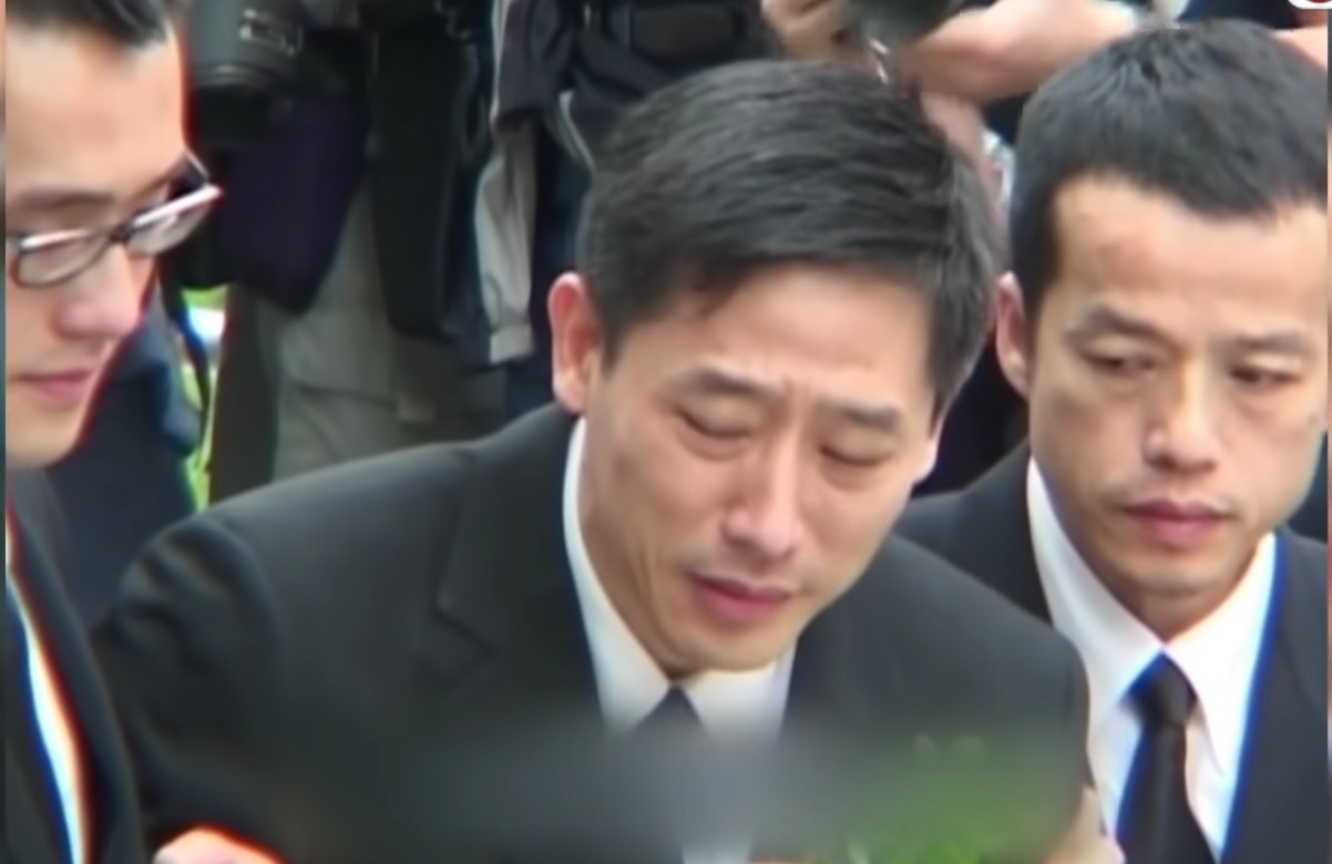 張國榮逝世19周年|當年跟哥哥臨別的那一刻唐唐徹底崩潰,一直大喊:「阿仔⋯阿仔,你不要走。」(YouTube@TVB USA Official) 張國榮逝世19周年|當年跟哥哥臨別的那一刻唐唐徹底崩潰,一直大喊:「阿仔⋯阿仔,你不要走。」(YouTube@TVB USA Official)