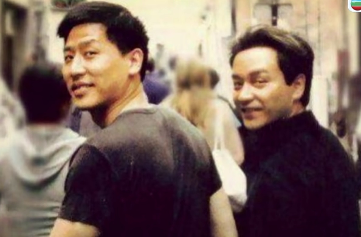 張國榮逝世19周年|哥哥其後在不少公開節目上,大方地談及愛人唐鶴德的好,從不避忌外人的目光。(YouTube@TVB USA Official) 張國榮逝世19周年|哥哥其後在不少公開節目上,大方地談及愛人唐鶴德的好,從不避忌外人的目光。(YouTube@TVB USA Official)