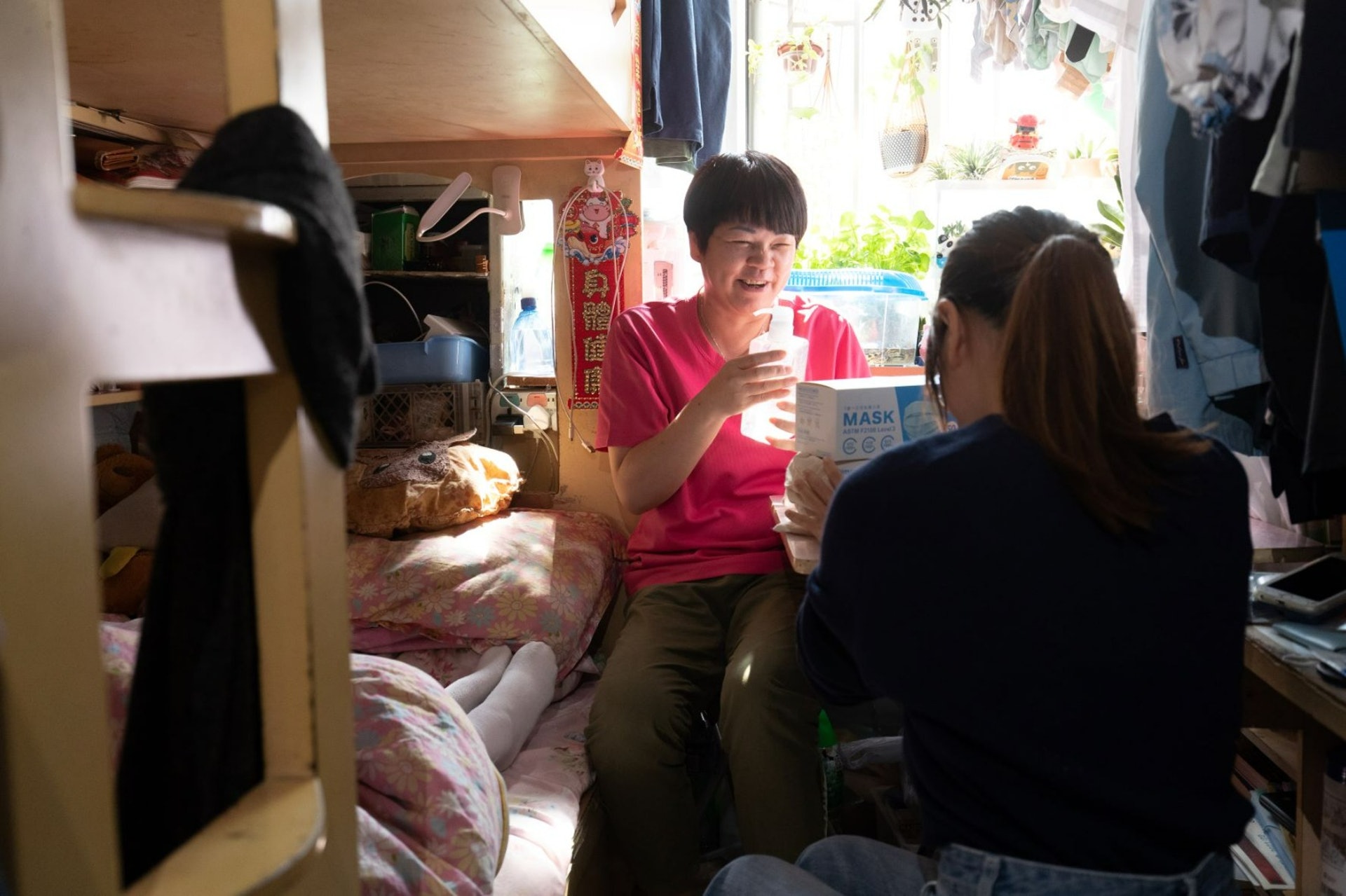 賽馬會近日推出「眾心至善」短片,向大眾介紹過去兩年來的抗疫工作,包括派發食物及藥物、智能手機、數據卡等。(賽馬會圖片) 賽馬會近日推出「眾心至善」短片,向大眾介紹過去兩年來的抗疫工作,包括派發食物及藥物、智能手機、數據卡等。(賽馬會圖片)