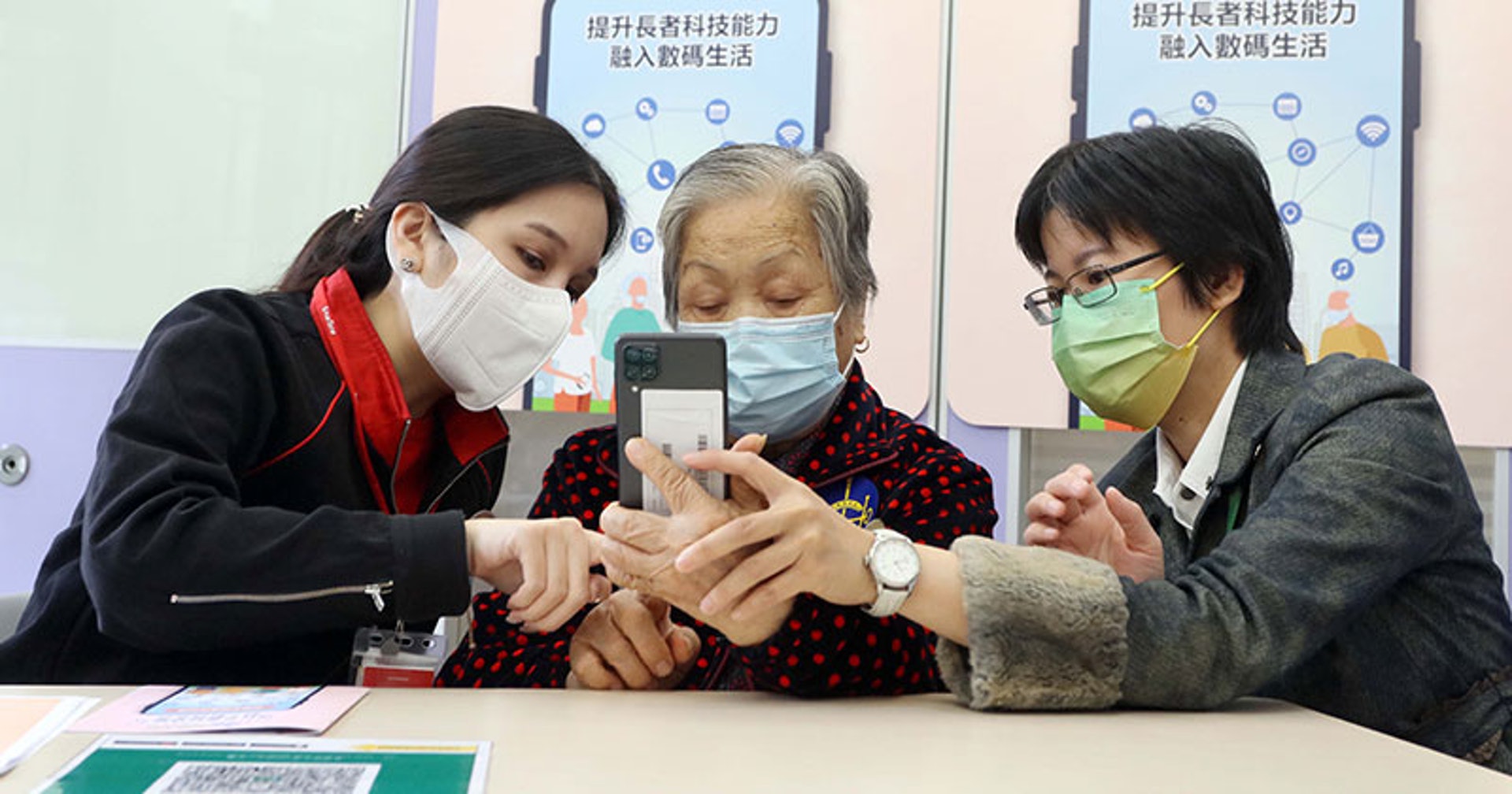 賽馬會近日推出「眾心至善」短片,向大眾介紹過去兩年來的抗疫工作,包括派發食物及藥物、智能手機、數據卡等。(賽馬會圖片) 賽馬會近日推出「眾心至善」短片,向大眾介紹過去兩年來的抗疫工作,包括派發食物及藥物、智能手機、數據卡等。(賽馬會圖片)