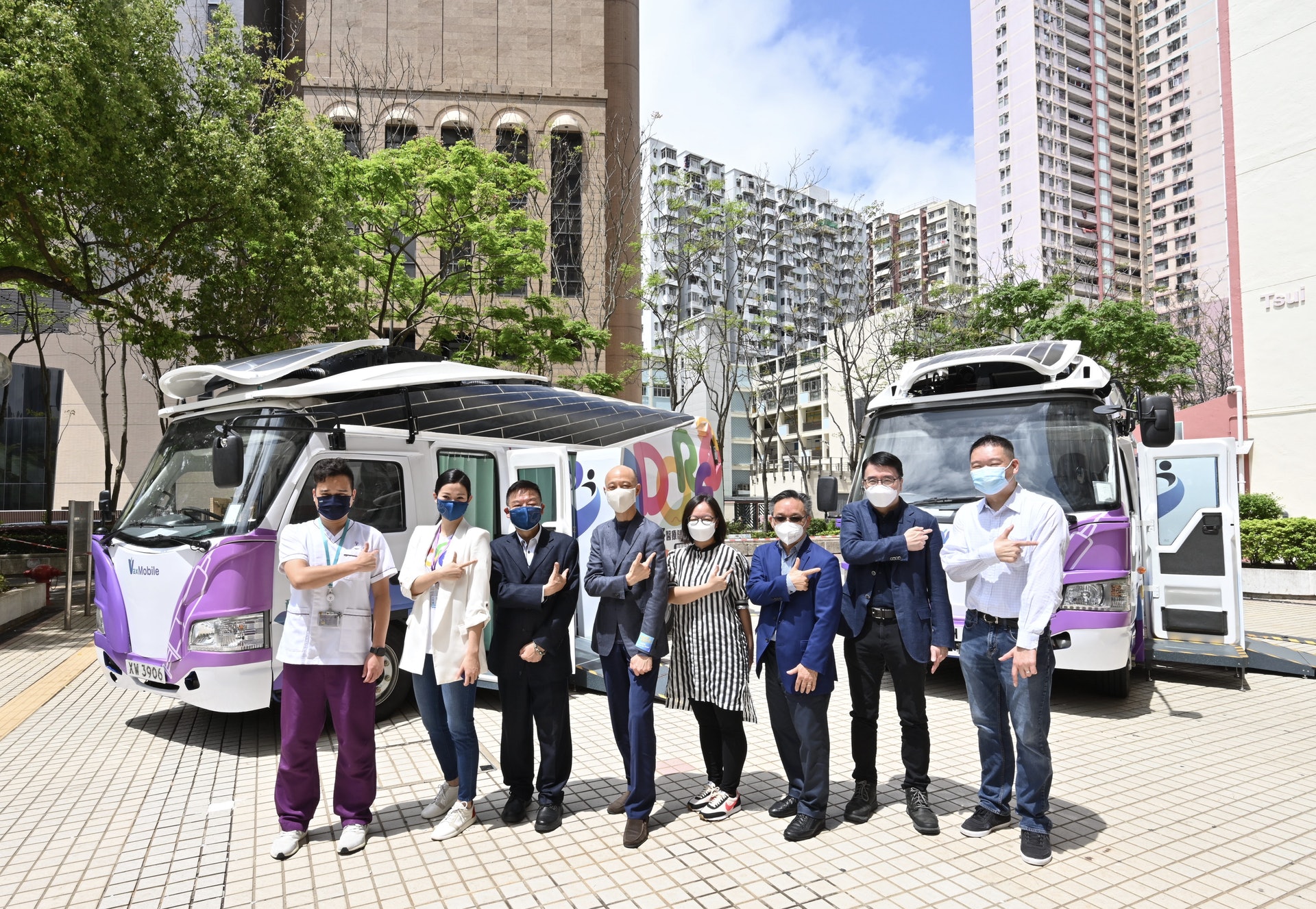 黃錦星視察以電動車改裝的疫苗流動接種站。(政府新聞處) 黃錦星視察以電動車改裝的疫苗流動接種站。(政府新聞處)