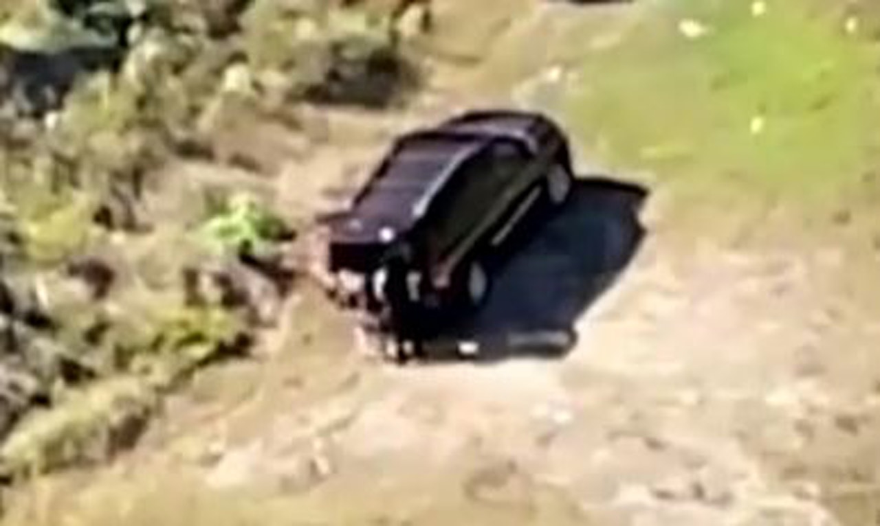 美國一名警察執勤期間,把警車停在墓地附近草叢旁邊,叫同行女子即場口交。(影片截圖) 美國一名警察執勤期間,把警車停在墓地附近草叢旁邊,叫同行女子即場口交。(影片截圖)