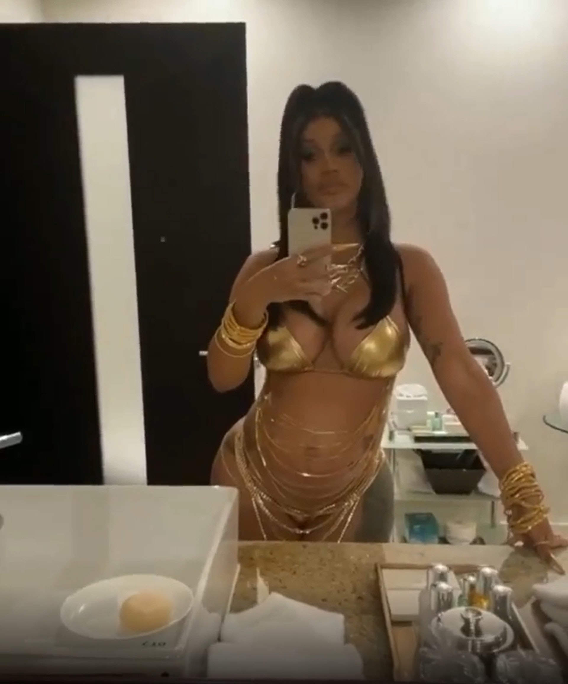 Cardi B是美國知名饒舌歌手,其大膽衣著及言論常常造成話題。(IG@iamcardib) Cardi B是美國知名饒舌歌手,其大膽衣著及言論常常造成話題。(IG@iamcardib)