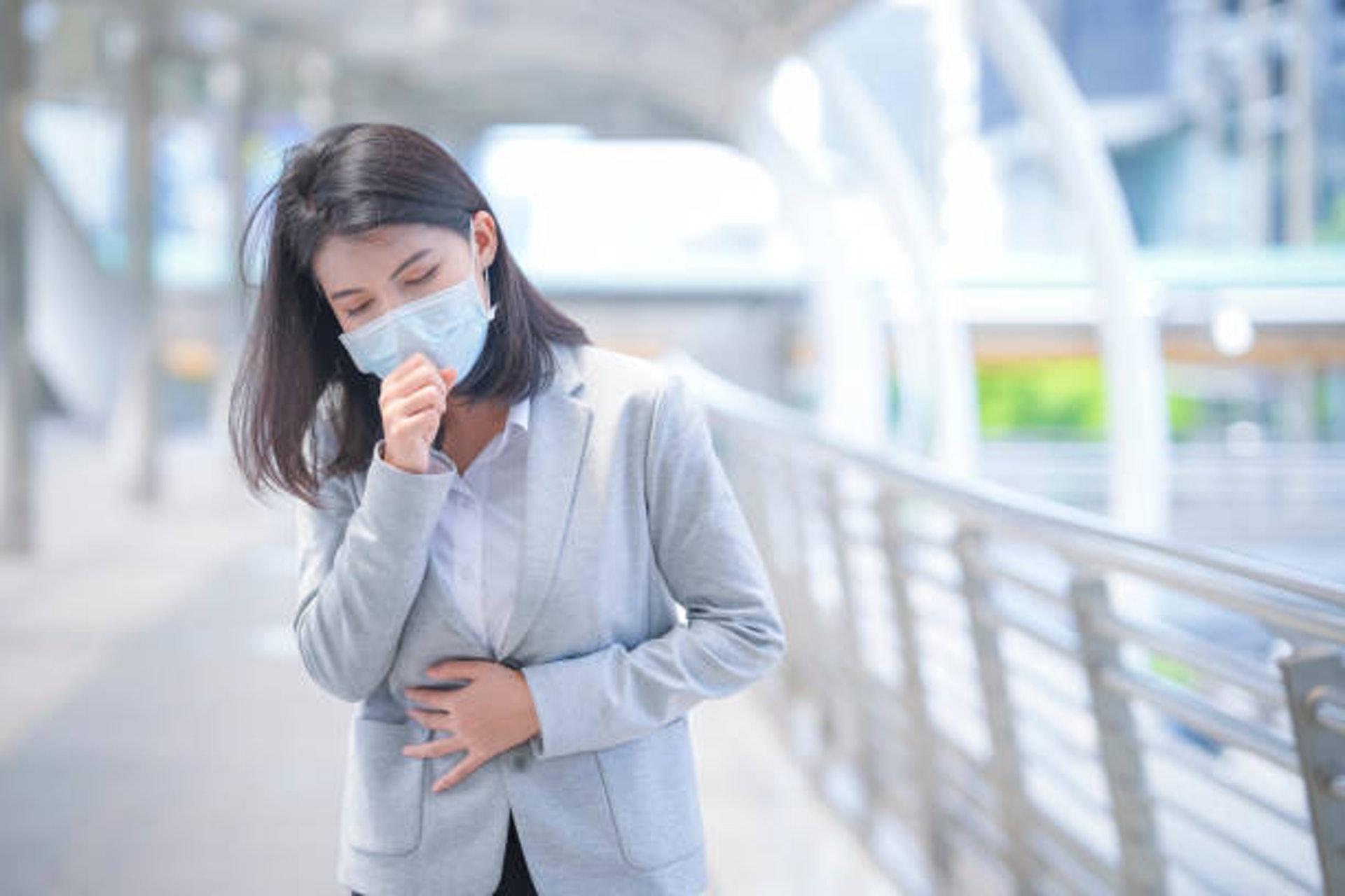 中醫師指出，如果長期不將痰咳出，肺內積存的痰便會越積越多，或會導致呼吸道阻塞（gettyimages@Virojt Changyencham）