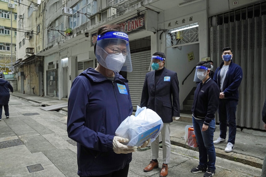 特區政府上周六起向市民派發「防疫服務包」，特首同日宣布啟動「全民快測」計劃，但強調「全民快測」並非替代「全民檢測」，後者暫未有時間表。（美聯社）