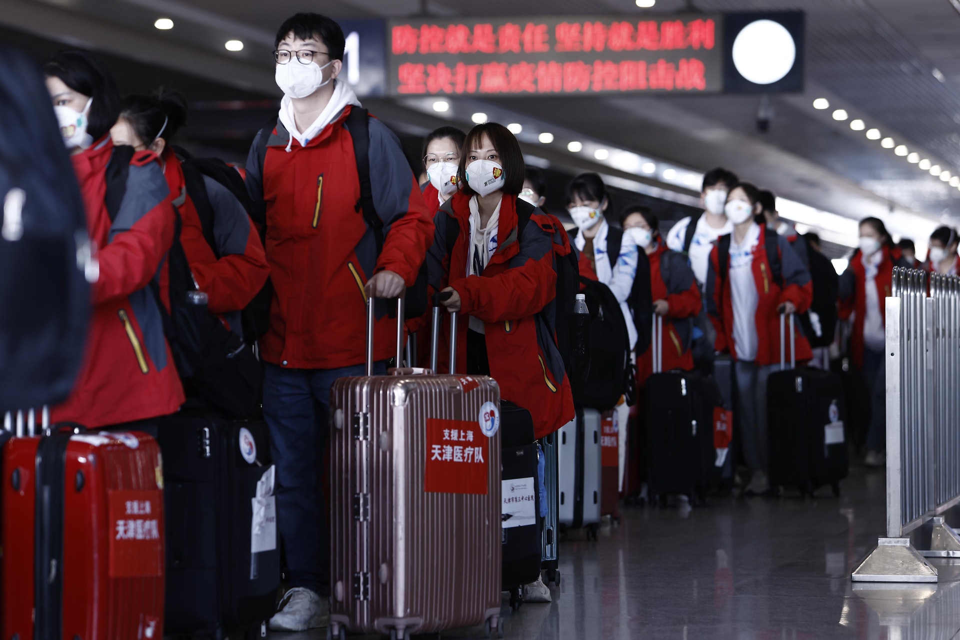 4月3日,天津援滬醫療隊乘坐G267次高鐵列車抵達上海虹橋站。(中新社) 4月3日,天津援滬醫療隊乘坐G267次高鐵列車抵達上海虹橋站。(中新社)