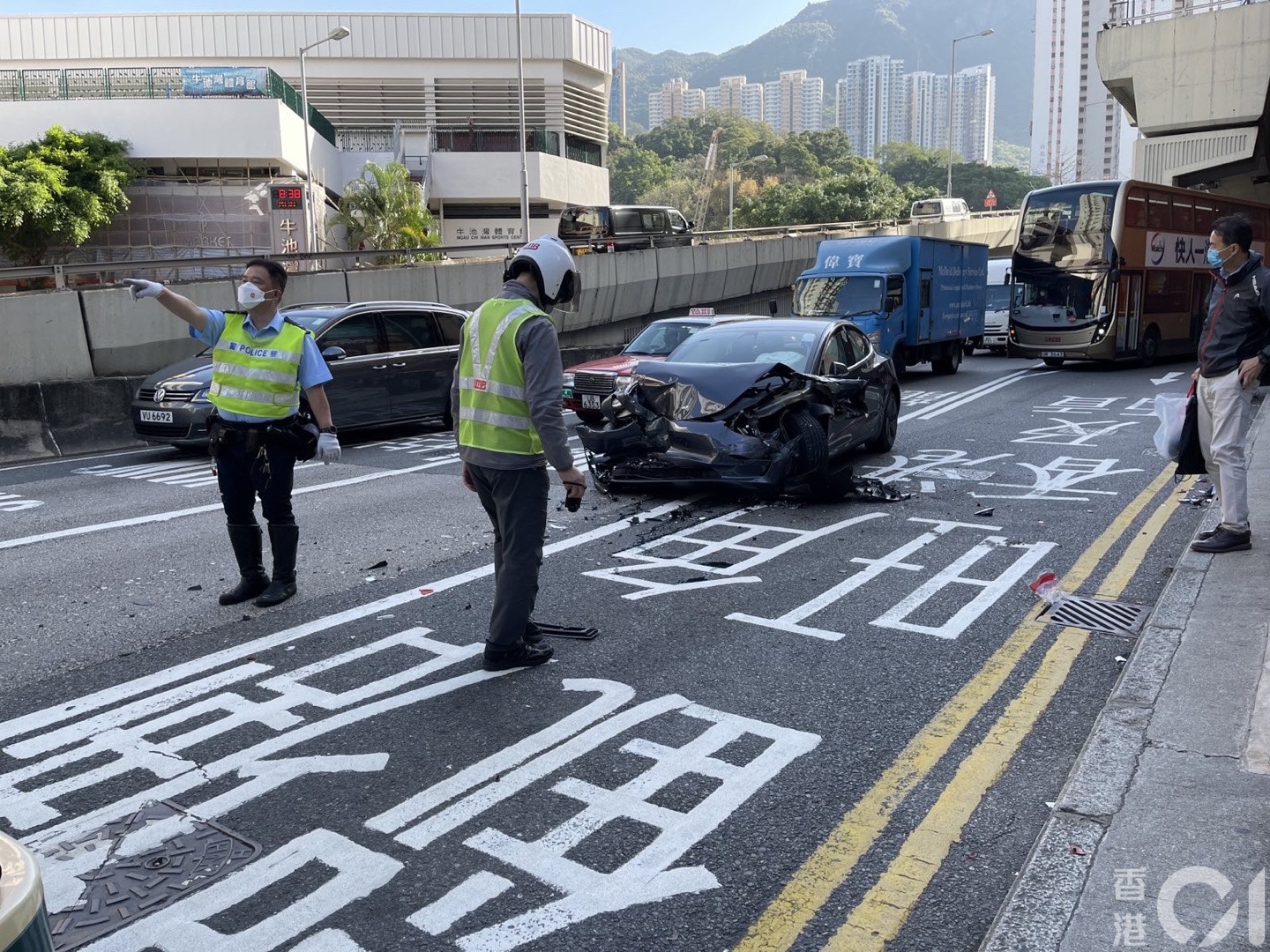 清水灣道Tesla撼小巴尾波及巴士，車頭嚴重損毀。（讀者提供）