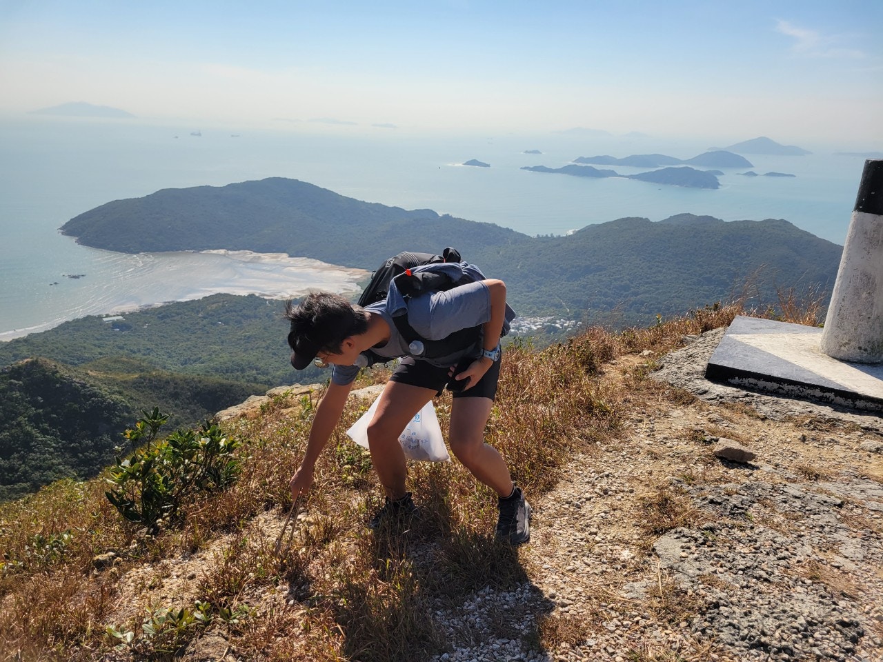 多謝一班為香港郊野默默付出、一邊行山一邊執垃圾的山友。（顏銘輝攝）