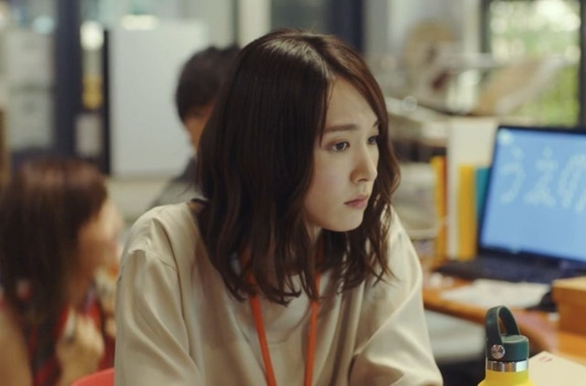 【Omicron後遺症/乾眼症症狀/治療方法】因為眼睛在睡覺的時候會減少分泌淚水,所以眼乾的症狀有可能在朝早起床時較為明顯。(《無法成為野獸的我們》劇照) 【Omicron後遺症/乾眼症症狀/治療方法】因為眼睛在睡覺的時候會減少分泌淚水,所以眼乾的症狀有可能在朝早起床時較為明顯。(《無法成為野獸的我們》劇照)