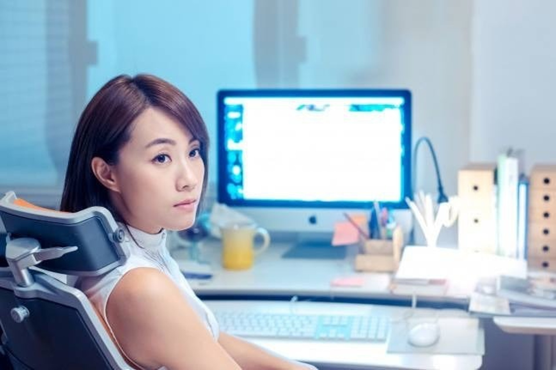 【Omicron後遺症/乾眼症症狀/治療方法】眼科醫生指出最常見導致乾眼症的成因是因年齡增長令淚腺功能下降、長時間配戴隱形眼鏡等(《紀念日》劇照) 【Omicron後遺症/乾眼症症狀/治療方法】眼科醫生指出最常見導致乾眼症的成因是因年齡增長令淚腺功能下降、長時間配戴隱形眼鏡等(《紀念日》劇照)