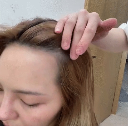 在剪胎毛剪之前，Ryan老師提醒若髮質較粗硬或有自然捲的朋友，一定要先順過髮流！（Source：女大Ryan）