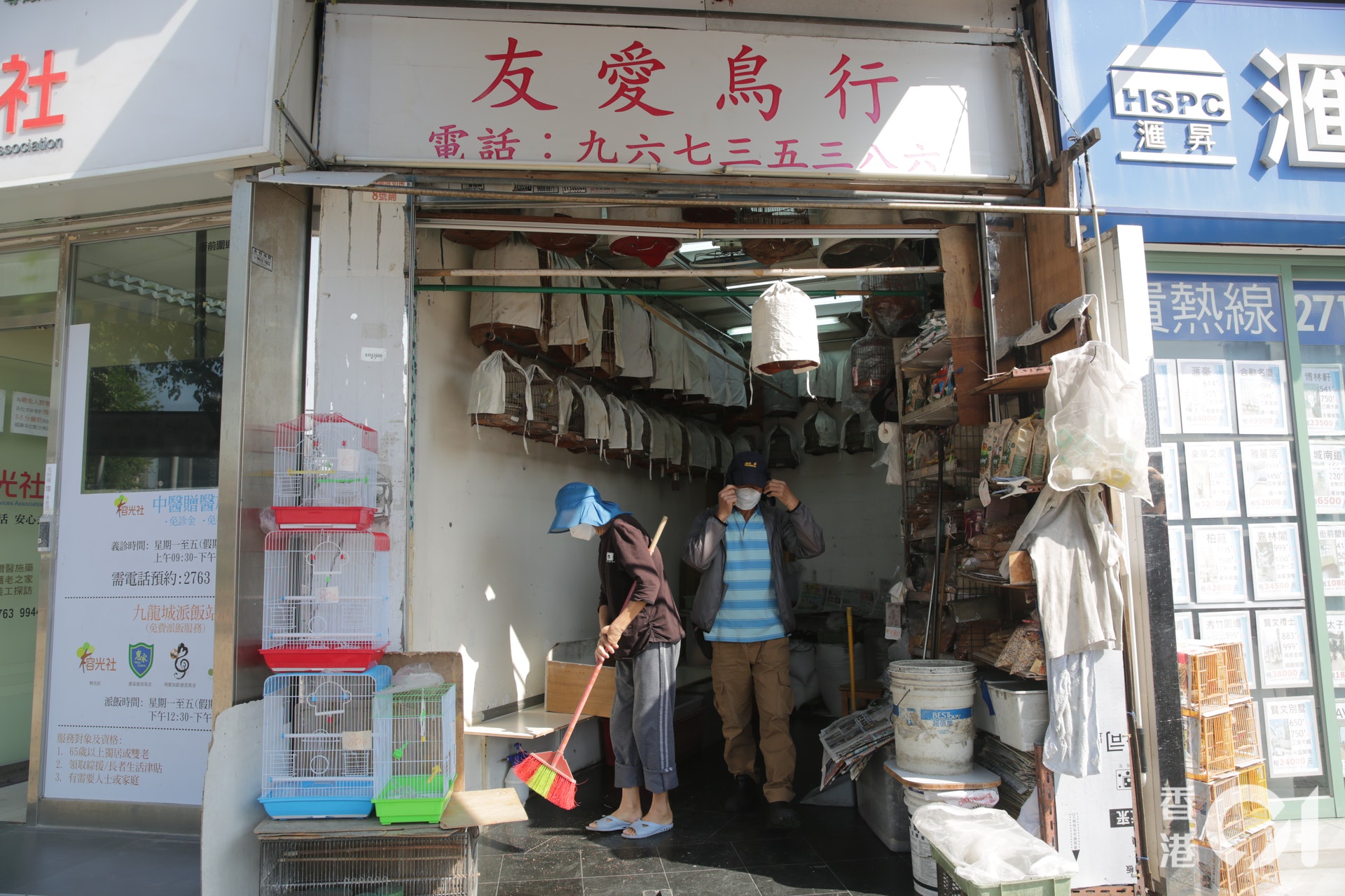 九龍城雀鳥行大閘遭塗鴉被噴 抽象 雀仔圖案 九龍城雀鳥行大閘遭塗鴉被噴 抽象 雀仔圖案