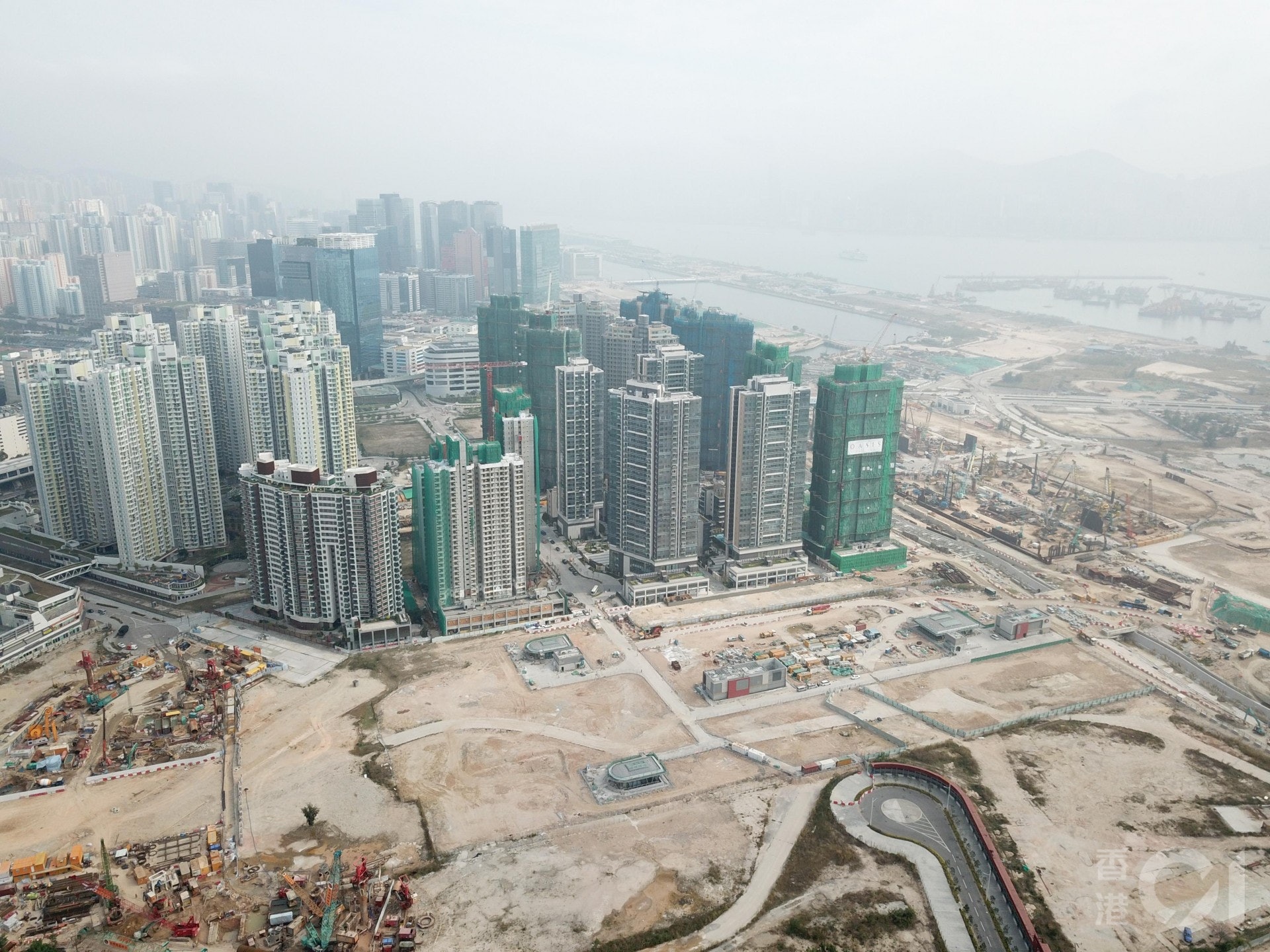 環保署早前建議修訂現有按《噪音管制條例》設立的指定範圍,將晚7朝7及假日期間禁止在未經許可下,使用機動設備進行建築工程的指定範圍,擴大至全港各人口聚居的已建區,包括將有大型發展的啟德發展區及安達臣道發展區。圖為啟德發展區。(資料圖片) 環保署早前建議修訂現有按《噪音管制條例》設立的指定範圍,將晚7朝7及假日期間禁止在未經許可下,使用機動設備進行建築工程的指定範圍,擴大至全港各人口聚居的已建區,包括將有大型發展的啟德發展區及安達臣道發展區。圖為啟德發展區。(資料圖片)