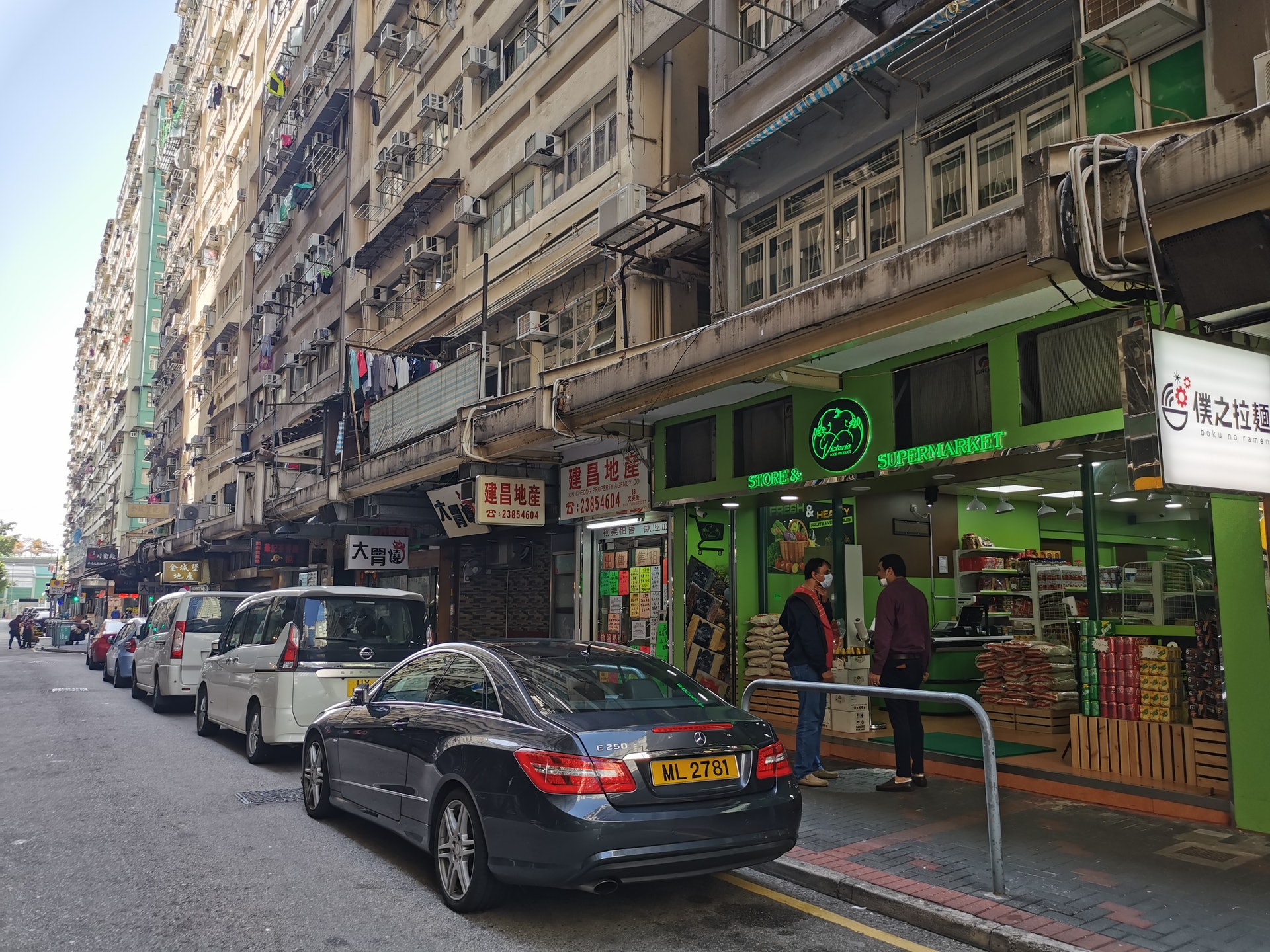 八文樓早年曾是大量餐廳進駐的食街,自疫情爆發後,不少本地商店停業或退租,反造就南亞人士經營的商店在最近兩年不斷開張。(莫家文攝) 八文樓早年曾是大量餐廳進駐的食街,自疫情爆發後,不少本地商店停業或退租,反造就南亞人士經營的商店在最近兩年不斷開張。(莫家文攝)