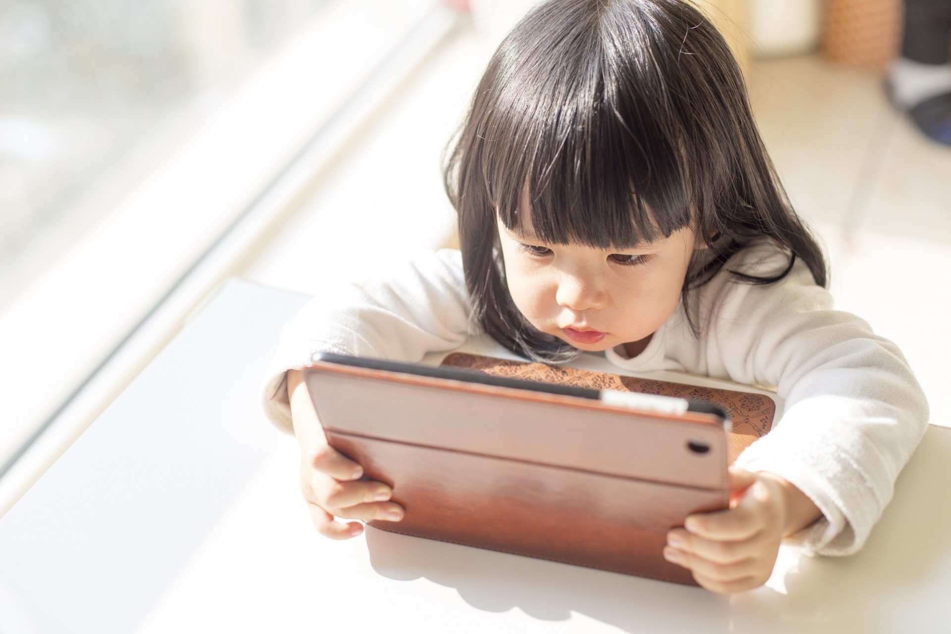 近年受疫情影響，學前或正就讀幼稚園的小朋友只能網上學習。電子產品不但無法推動專注力，更有機會窒礙語言能力的發展。（資料圖片）