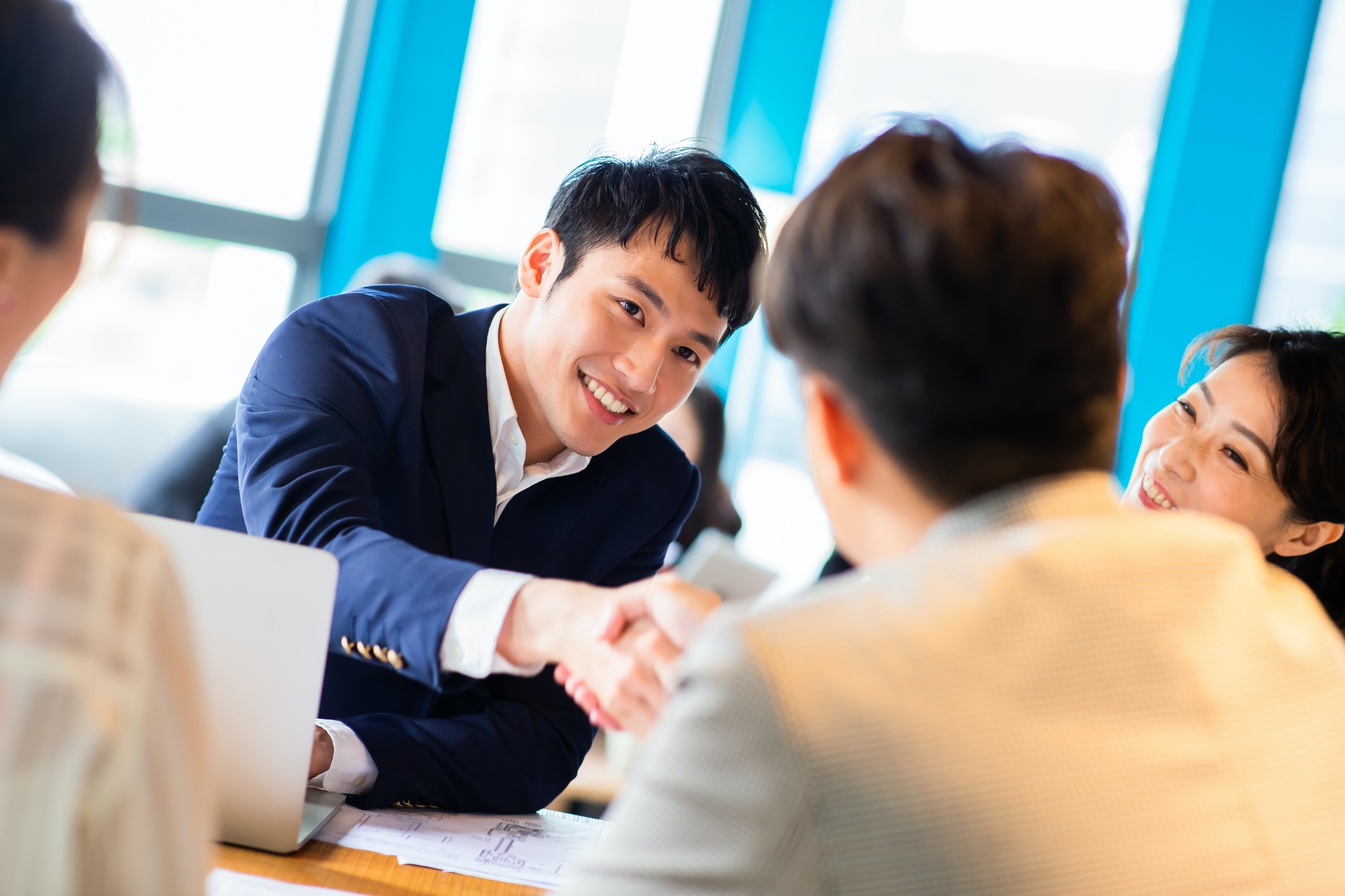 事主嘆父親自小教她守時　怎知見工時主管遲到1小時　爸爸卻說…
