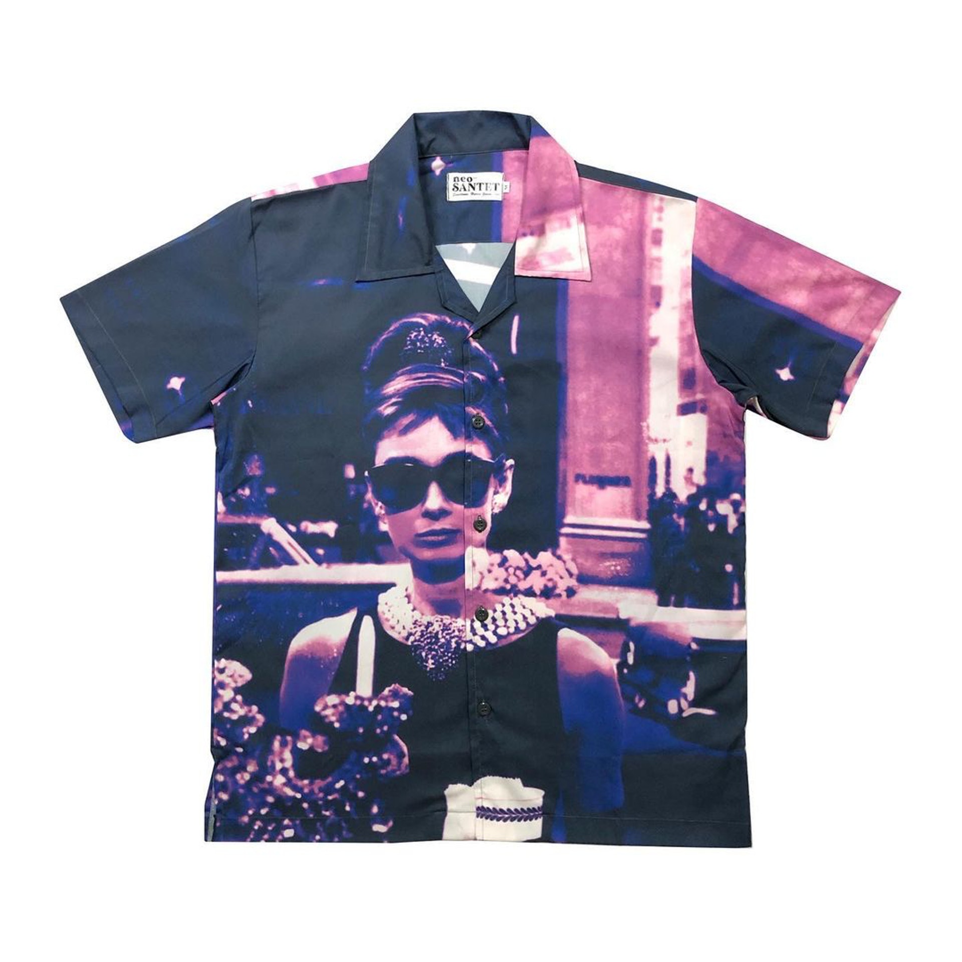 Neo Santet恤衫參照《BREAKFAST AT TIFFANY'S》 (1961)柯德莉·夏萍的經典劇照製成衣服。(Neo Santet) Neo Santet恤衫參照《BREAKFAST AT TIFFANY'S》 (1961)柯德莉·夏萍的經典劇照製成衣服。(Neo Santet)