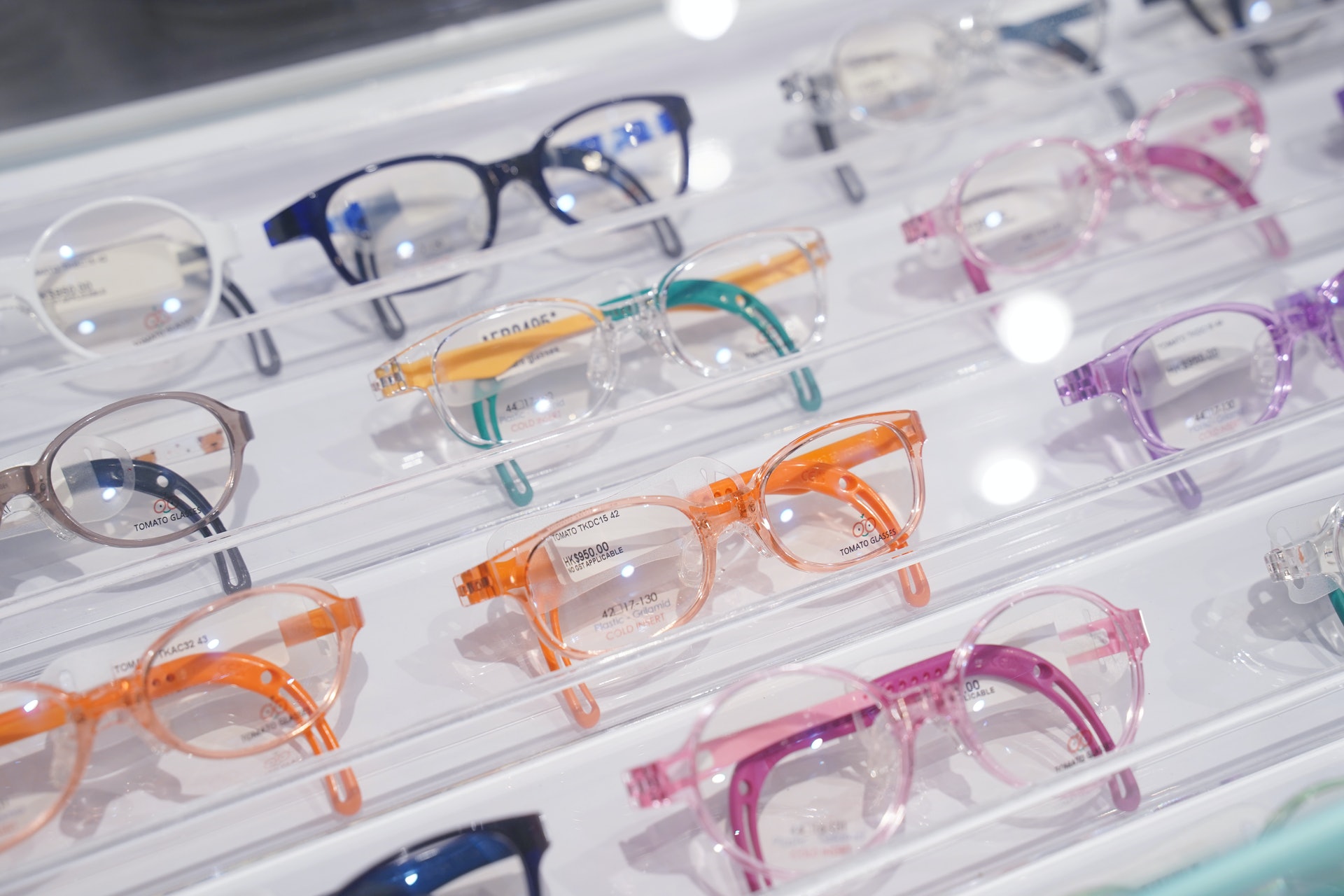 近視控制鏡片（DIMS鏡片）與配戴普通眼鏡沒有太大差異，尤其適合年紀較小或未能處理隱形眼鏡的小朋友。（圖片：希瑪視光）
