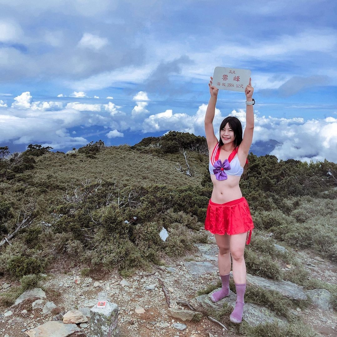 藍鯨常以性感裝扮在山野拍照。（IG@rankin913）