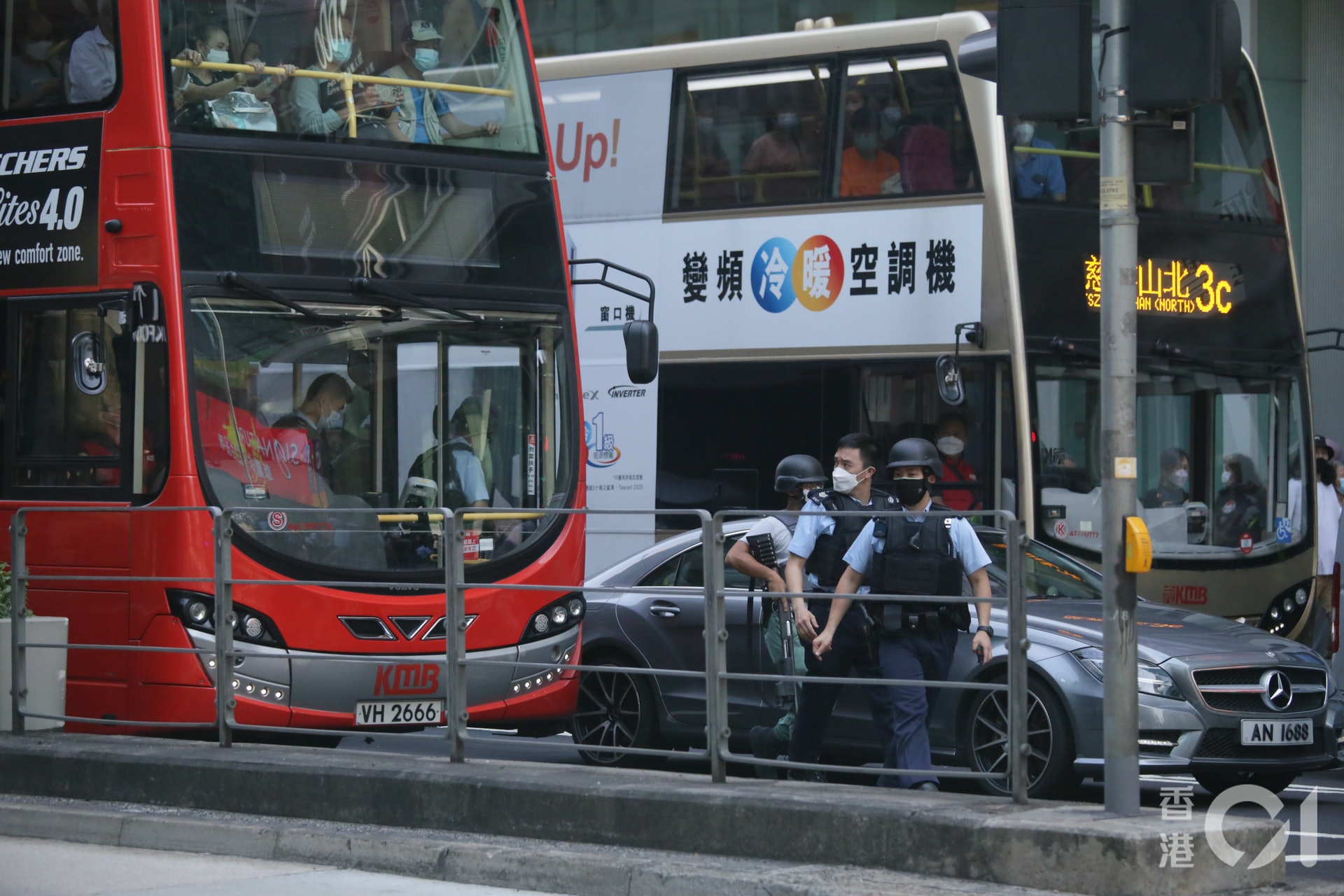 警員身穿避彈衣,荷槍實彈截查巴士。(林朗天攝)