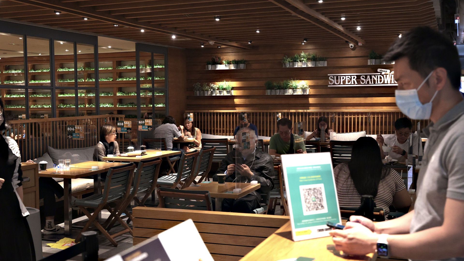 飲食業指員工每三日快測增經濟壓力 放寬晚市或回復疫前七成生意 飲食業指員工每三日快測增經濟壓力 放寬晚市或回復疫前七成生意