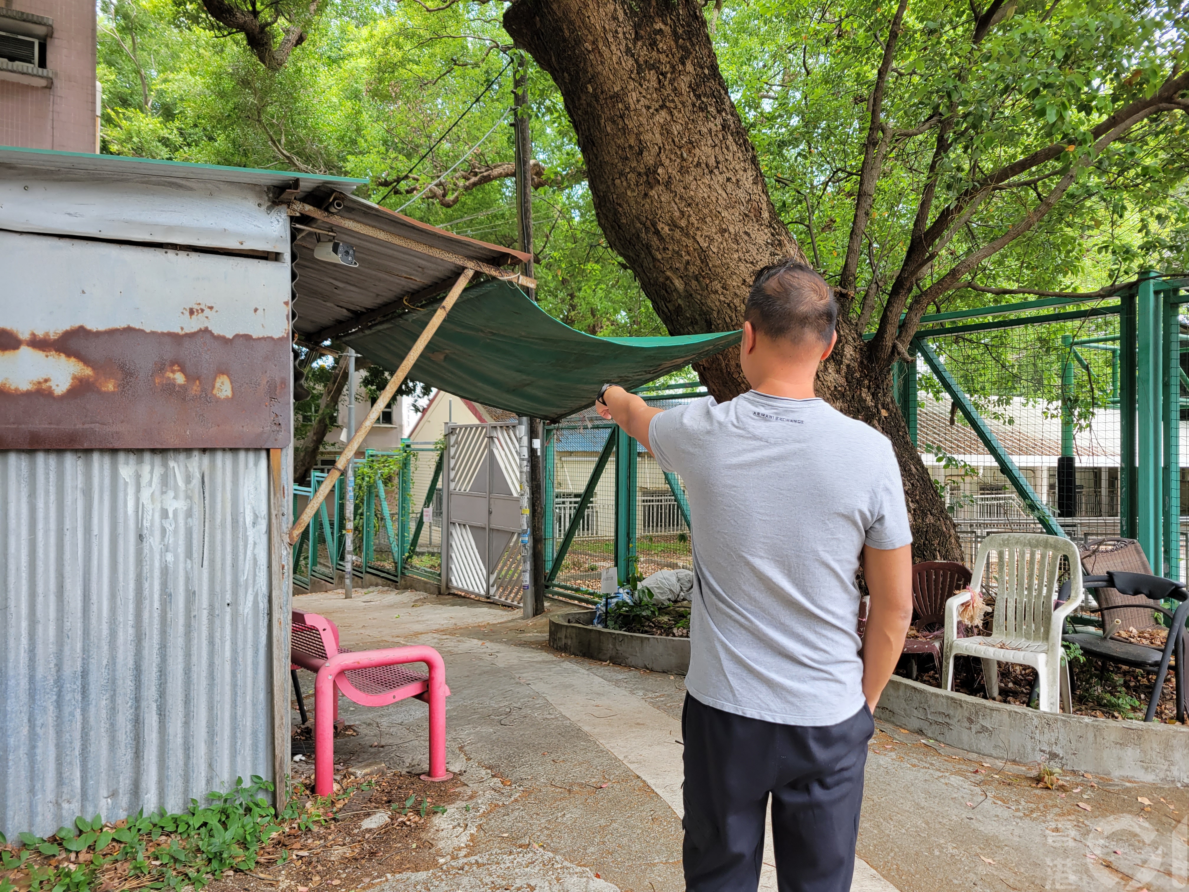 有村民憶述今凌晨警方拘捕疑犯過程。（蔡正邦攝）