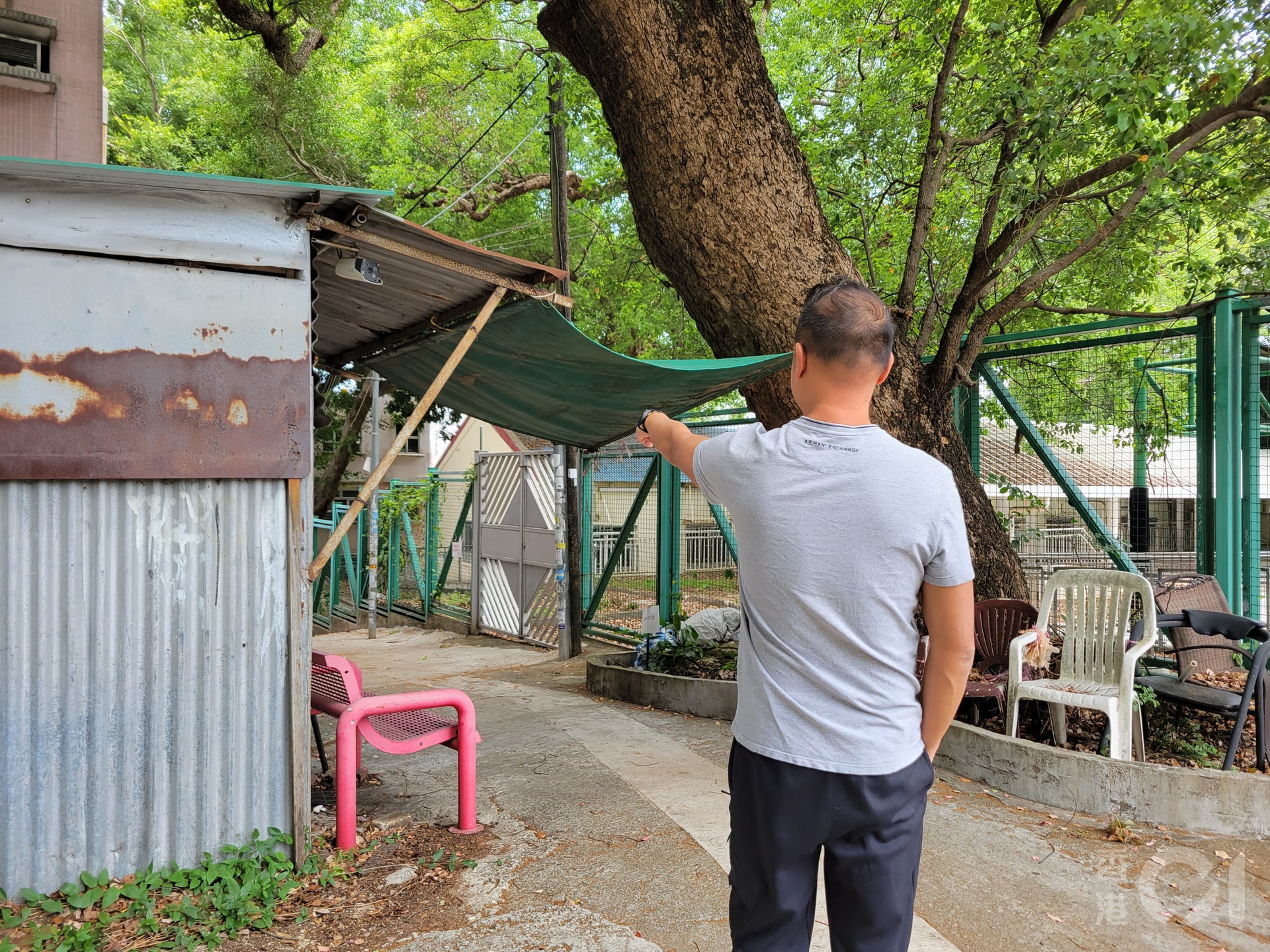 有村民憶述今凌晨警方拘捕疑犯過程。(蔡正邦攝)