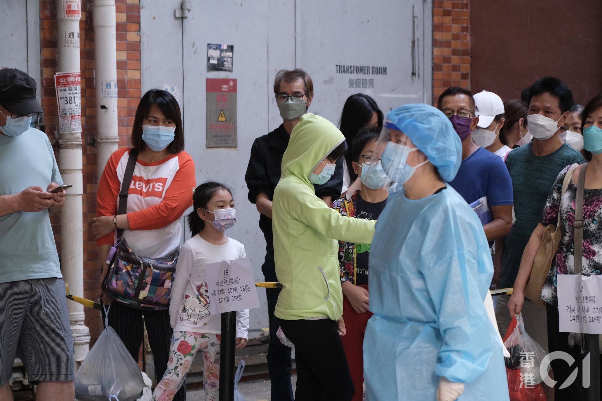 4月15日觀塘翠屏邨翠桃樓封區。(盧翊銘攝) 4月15日觀塘翠屏邨翠桃樓封區。(盧翊銘攝)