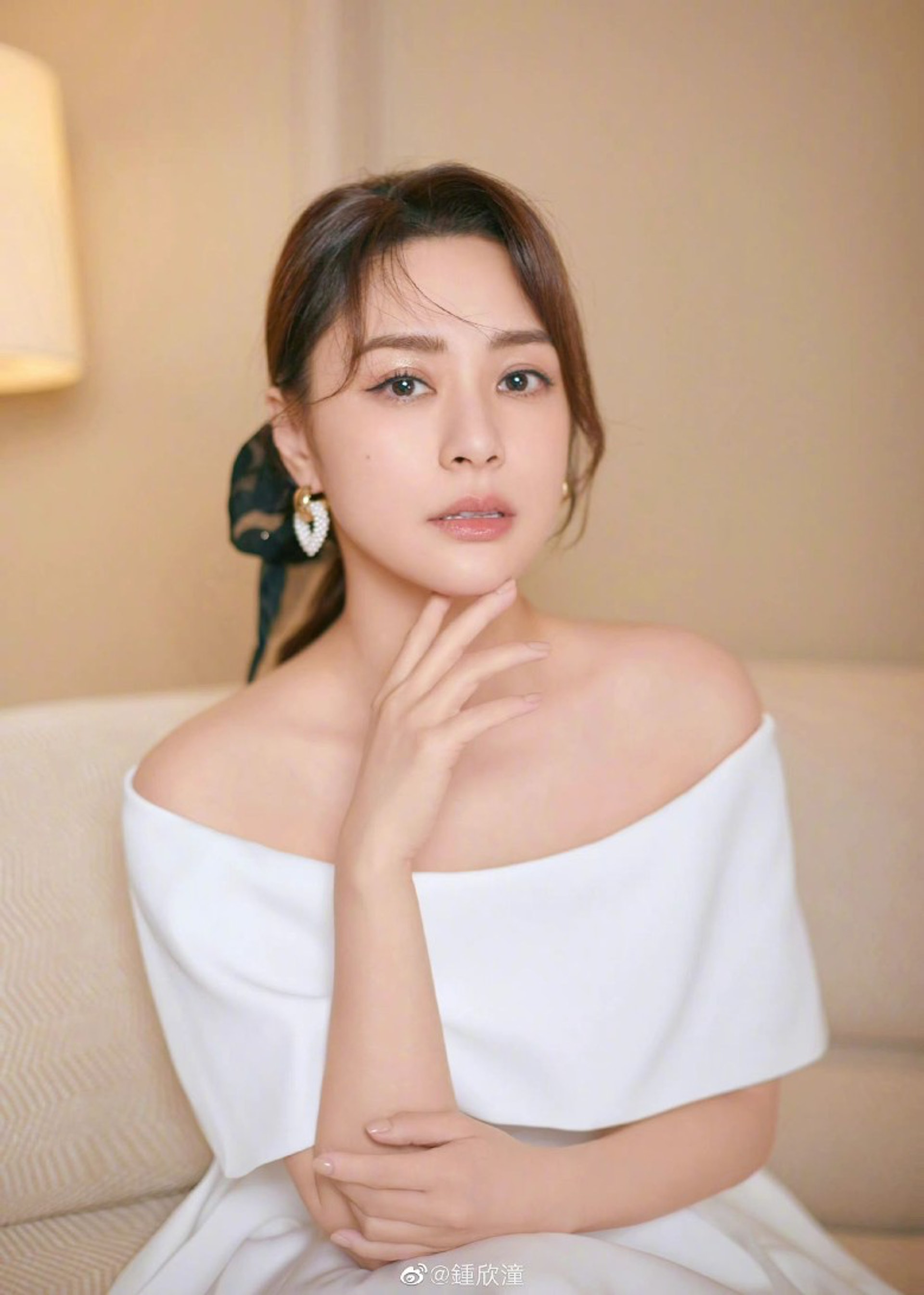 阿嬌出道多年美貌依然,令人羨慕。(鍾欣潼微博) 阿嬌出道多年美貌依然,令人羨慕。(鍾欣潼微博)