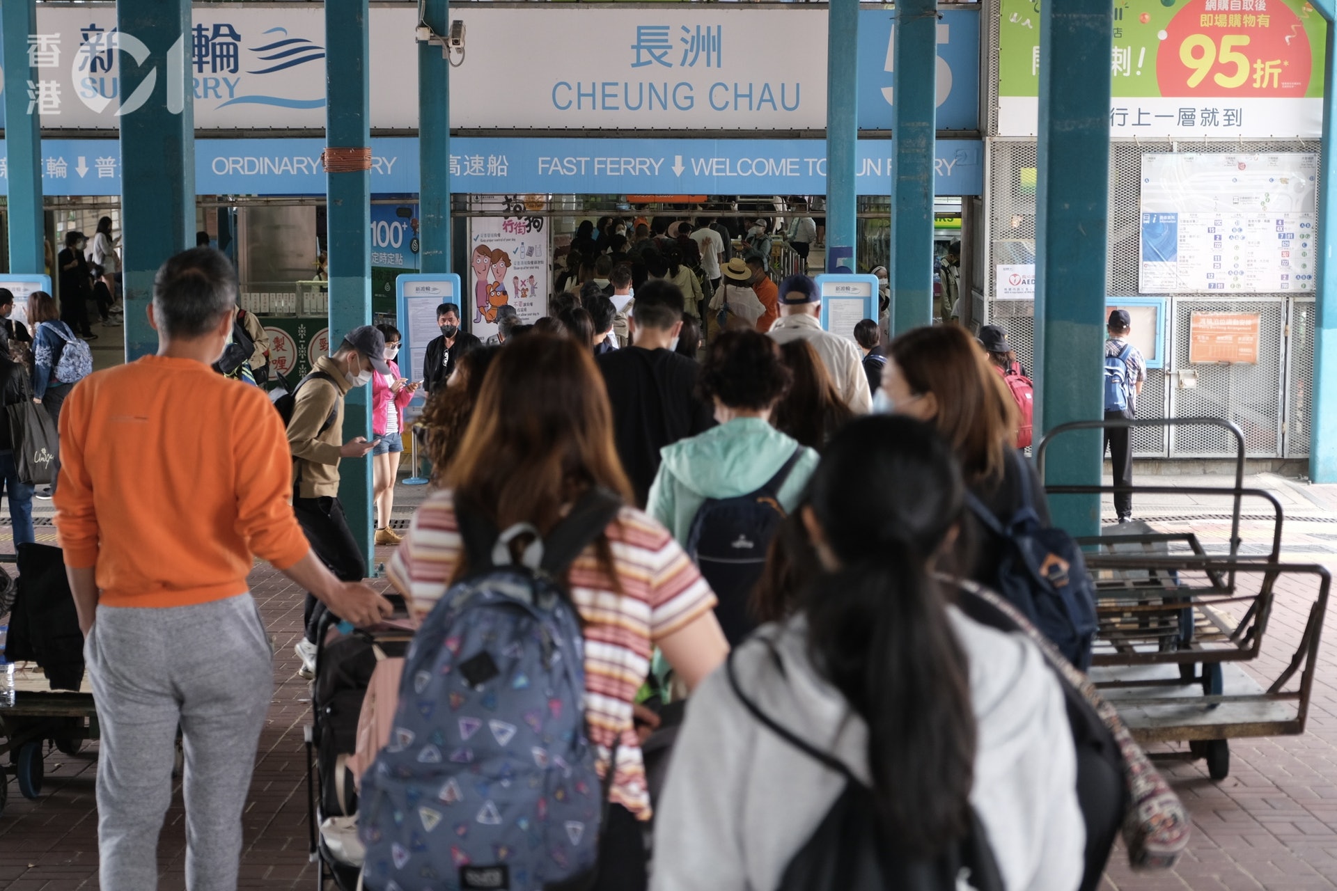 4月16日,約早上11時中環碼頭前往不同離島的渡輪已大排長龍,當中往長洲的高速船亦提早滿座。(盧翊銘攝) 4月16日,約早上11時中環碼頭前往不同離島的渡輪已大排長龍,當中往長洲的高速船亦提早滿座。(盧翊銘攝)