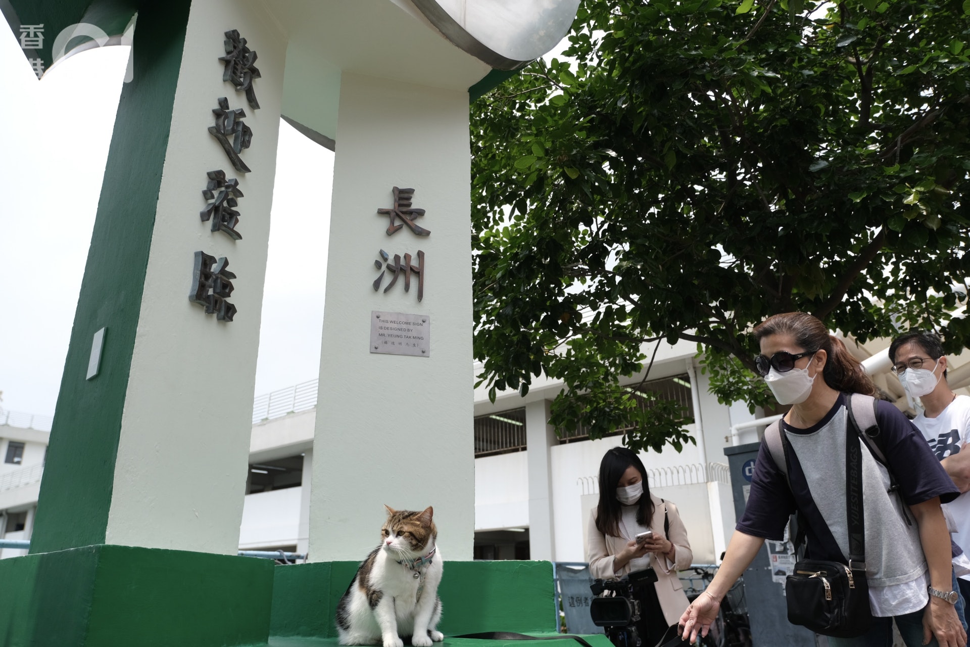 4月16日,約早上11時中環碼頭前往不同離島的渡輪已大排長龍,當中往長洲的高速船亦提早滿座。(盧翊銘攝) 4月16日,約早上11時中環碼頭前往不同離島的渡輪已大排長龍,當中往長洲的高速船亦提早滿座。(盧翊銘攝)