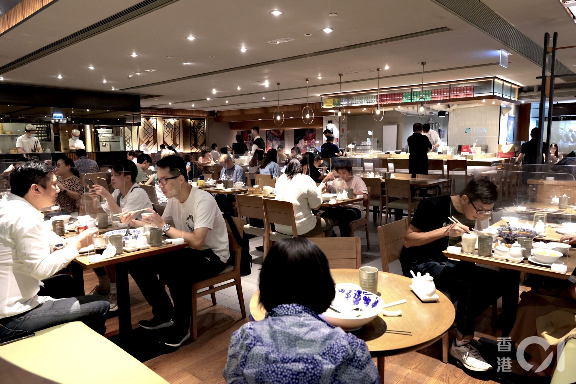 飲食業界料首階段放寬幫助不太大　美容界稱有顧客無打針要求退款