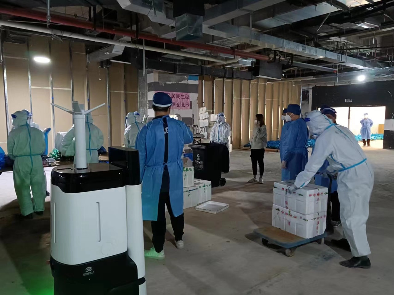 上海市靜安區啟用機械人對蔬菜進行消毒。(澎湃新聞) 上海市靜安區啟用機械人對蔬菜進行消毒。(澎湃新聞)