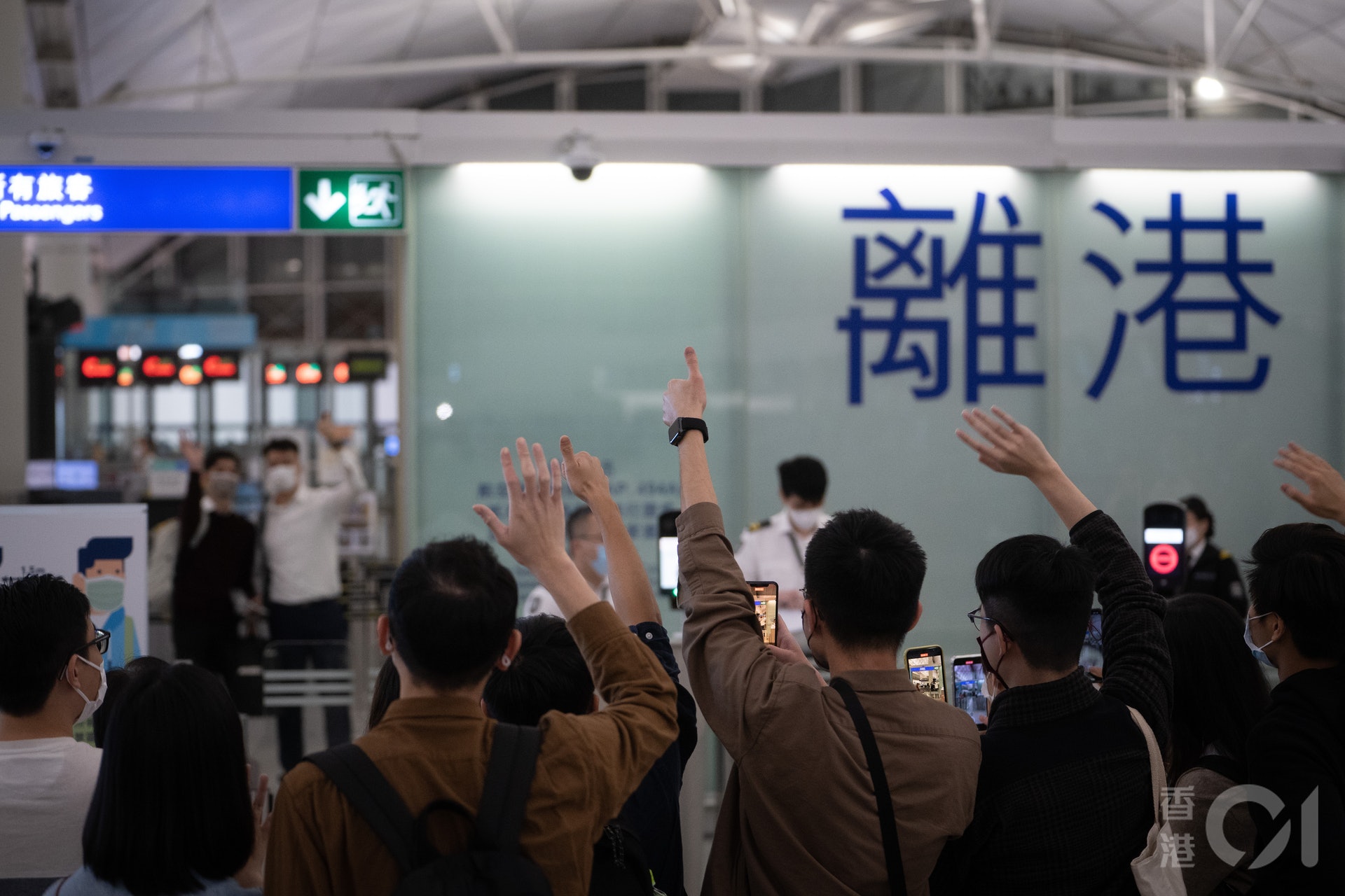 往英國曼徹斯特航班4月19日凌晨啟航,乘客中不少是移民英國港人,他們的親友在4月18日晚到機場送機。(廖雁雄攝) 往英國曼徹斯特航班4月19日凌晨啟航,乘客中不少是移民英國港人,他們的親友在4月18日晚到機場送機。(廖雁雄攝)