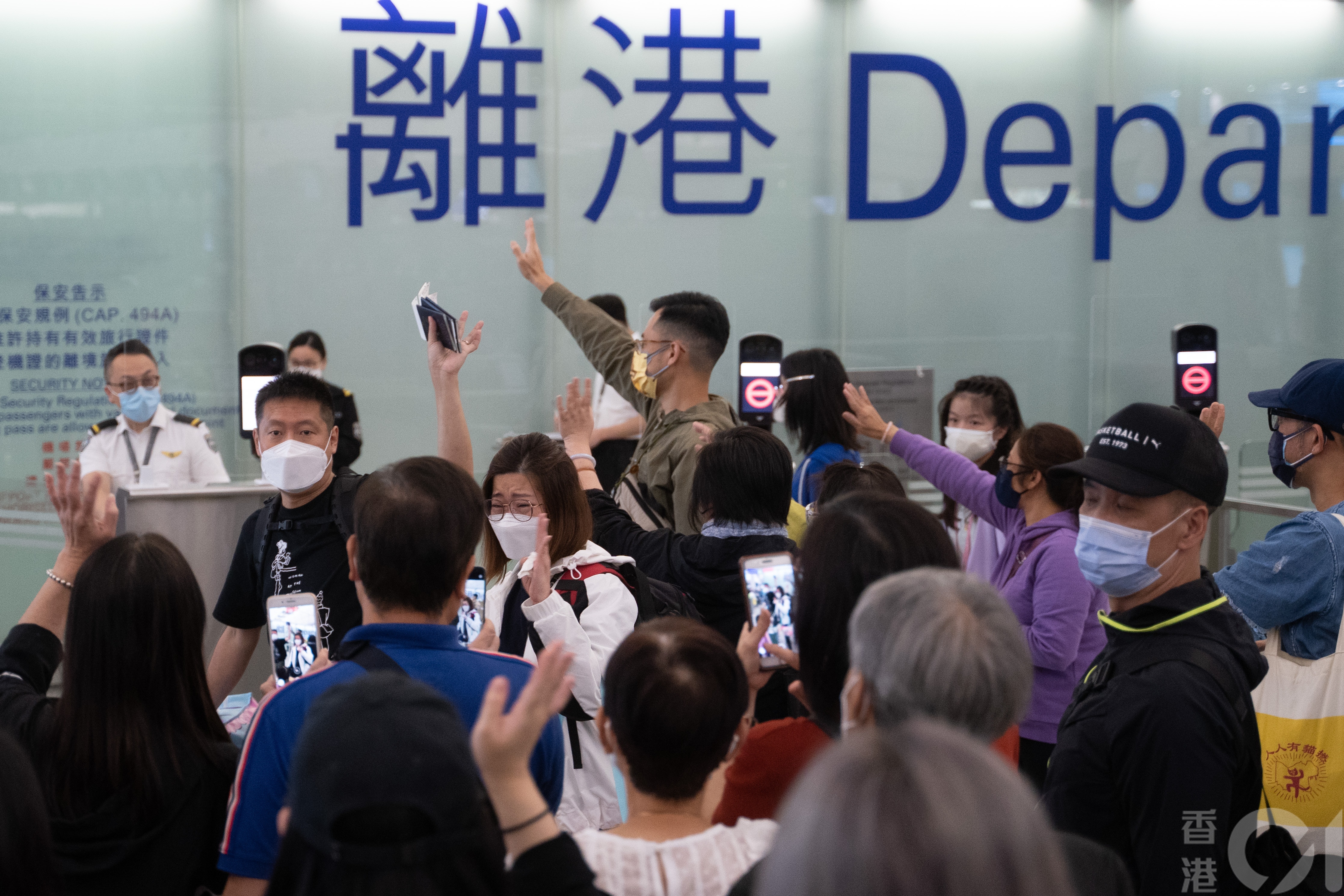 往英國曼徹斯特航班4月19日凌晨啟航，乘客中不少是移民英國港人，他們的親友在4月18日晚到機場送機。（廖雁雄攝)