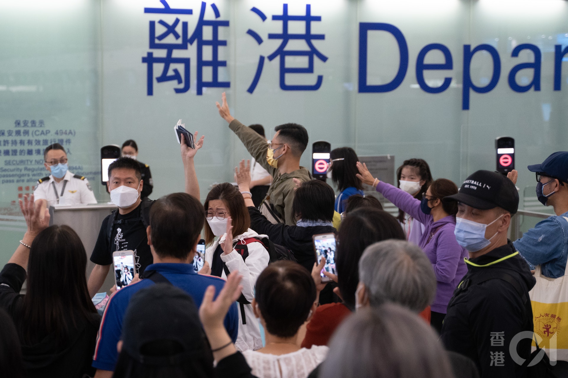 往英國曼徹斯特航班4月19日凌晨啟航,乘客中不少是移民英國港人,他們的親友在4月18日晚到機場送機。(廖雁雄攝) 往英國曼徹斯特航班4月19日凌晨啟航,乘客中不少是移民英國港人,他們的親友在4月18日晚到機場送機。(廖雁雄攝)