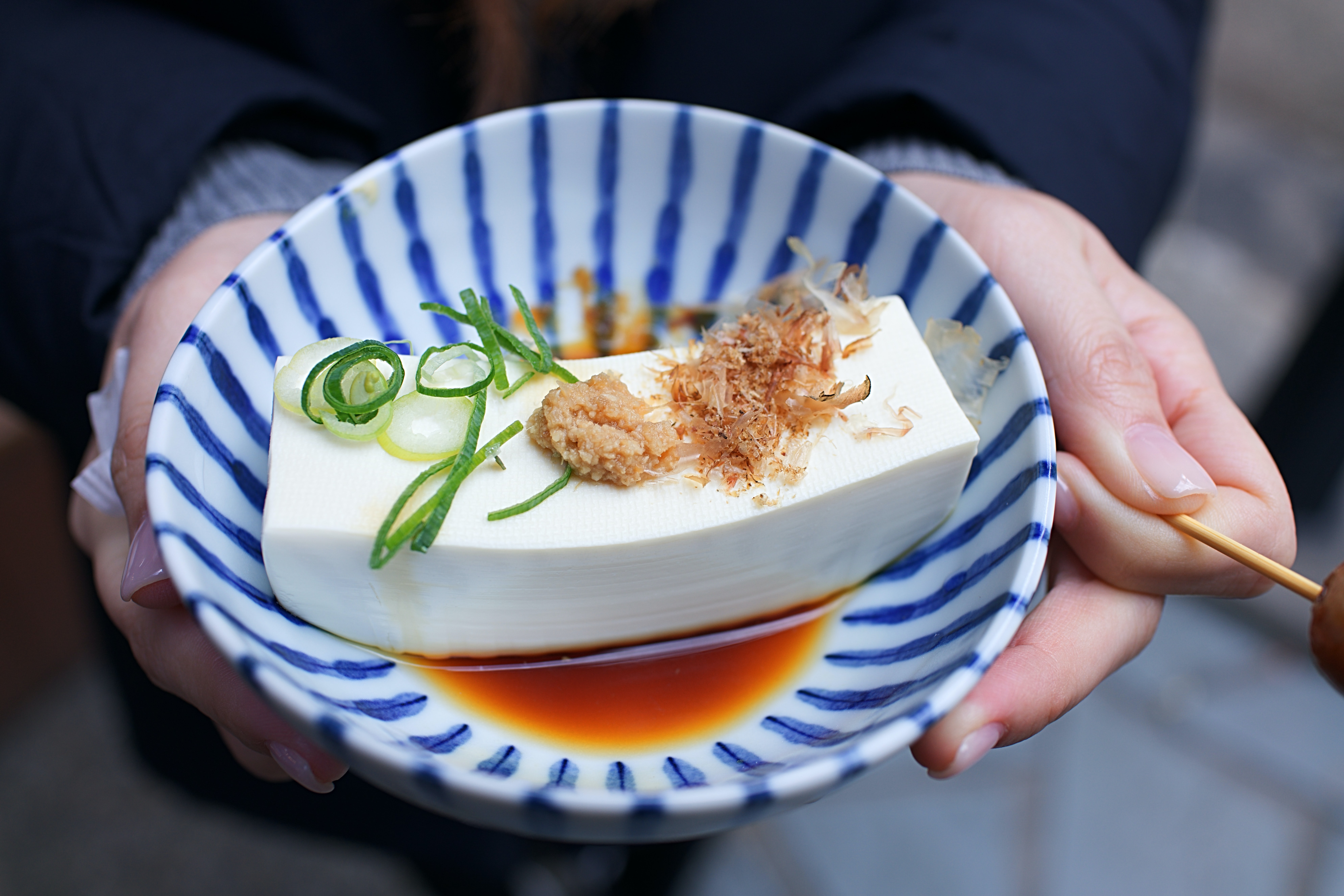 豆腐的原材料是黃豆，黃豆經浸泡蒸煮、研磨過濾、煮沸、加入凝固劑凝固形成了豆腐花，將凝固的豆腐花加壓脫水，根據不同的受壓程度造就不同口感的豆腐。（Unsplash）