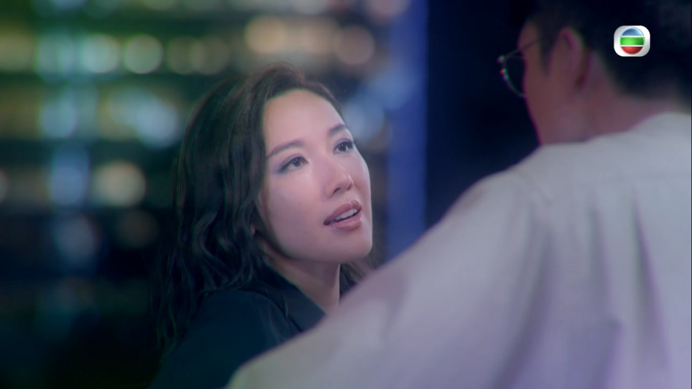 Lydia到異時空與Maurice（陳山聰飾）相戀。（《金宵大廈2》截圖）