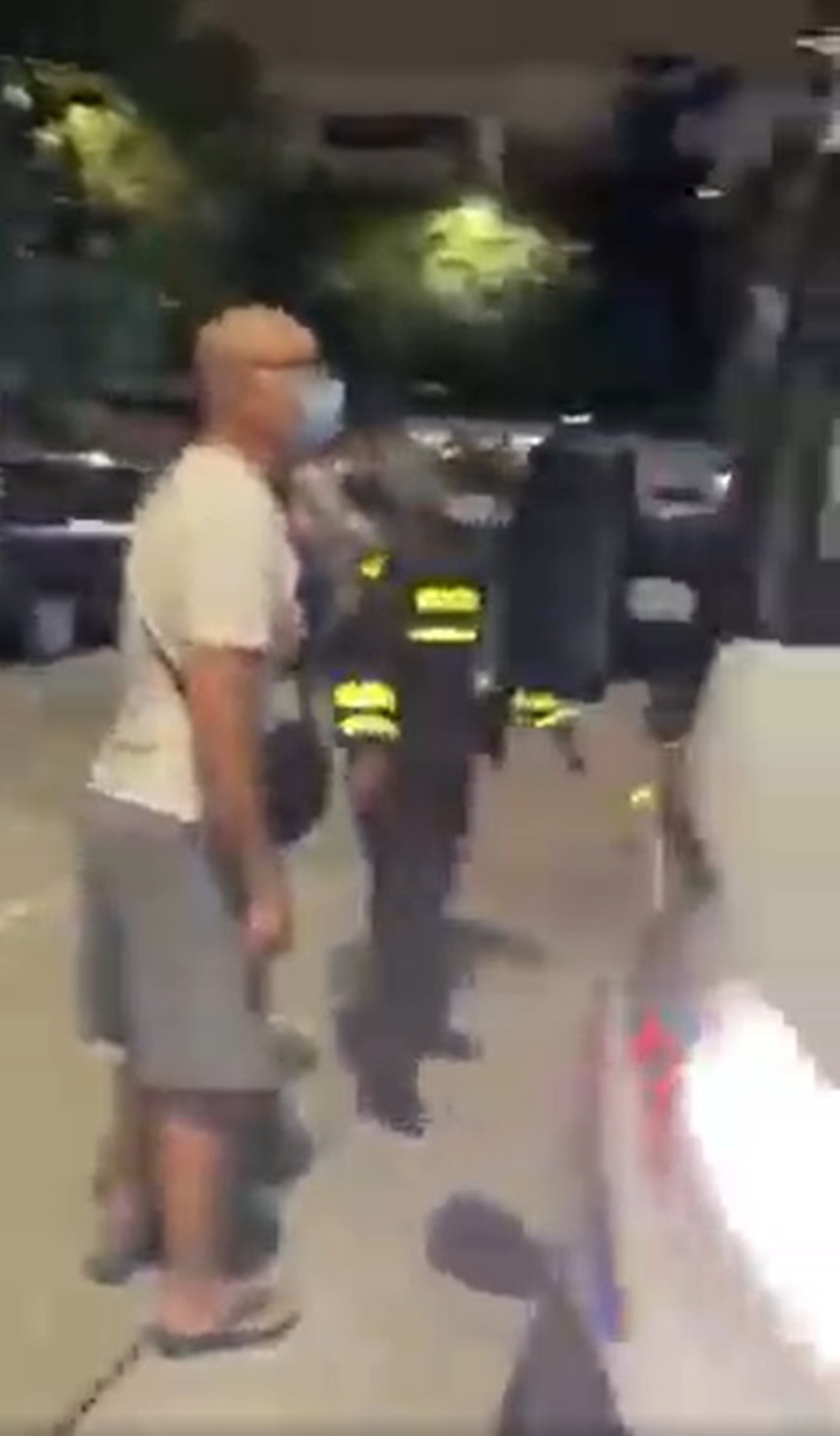 市民站於警車旁,情緒激動。(網上片段截圖)