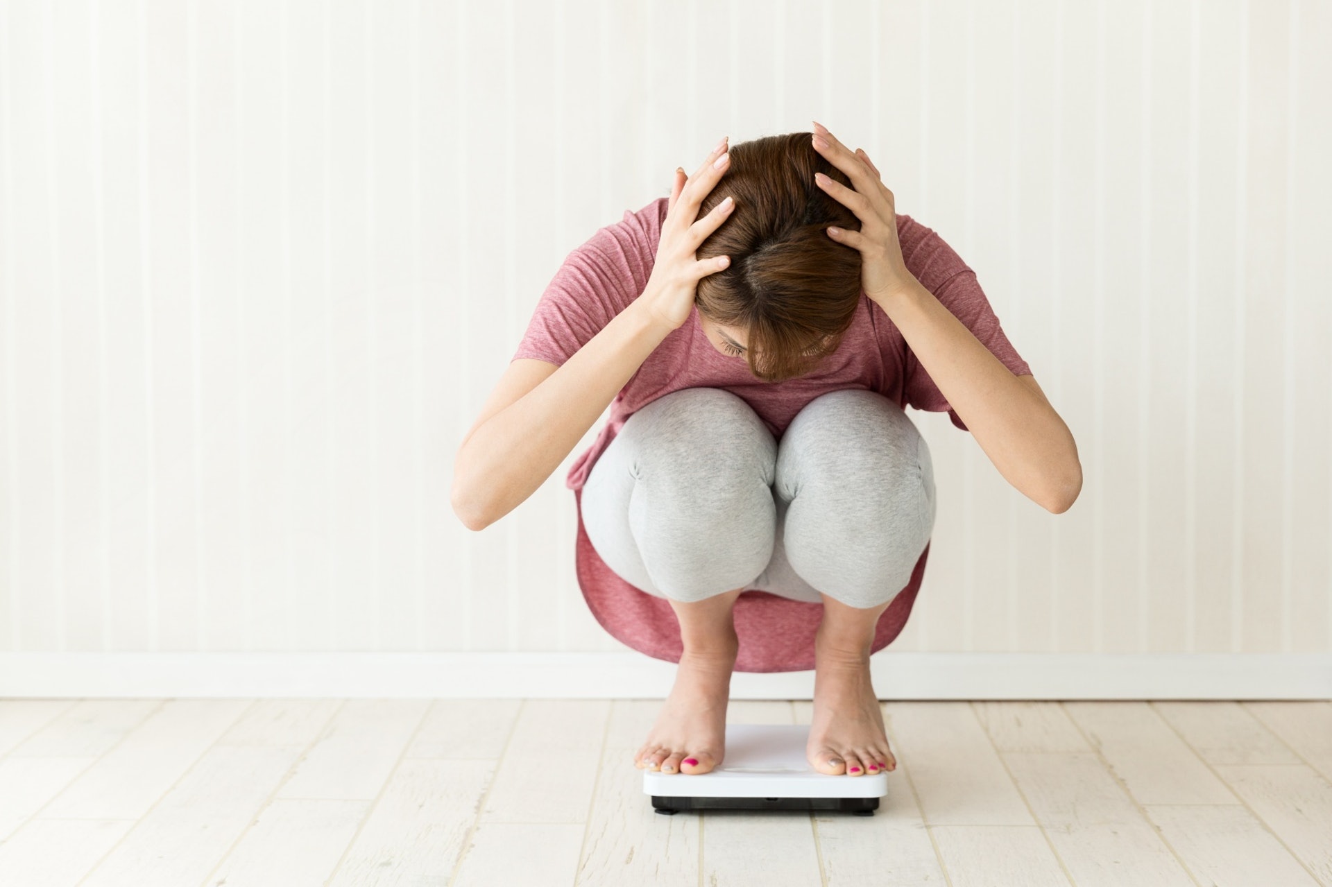 不少人在疫情下因長期在家工作而體重劇增。(Shutterstock)