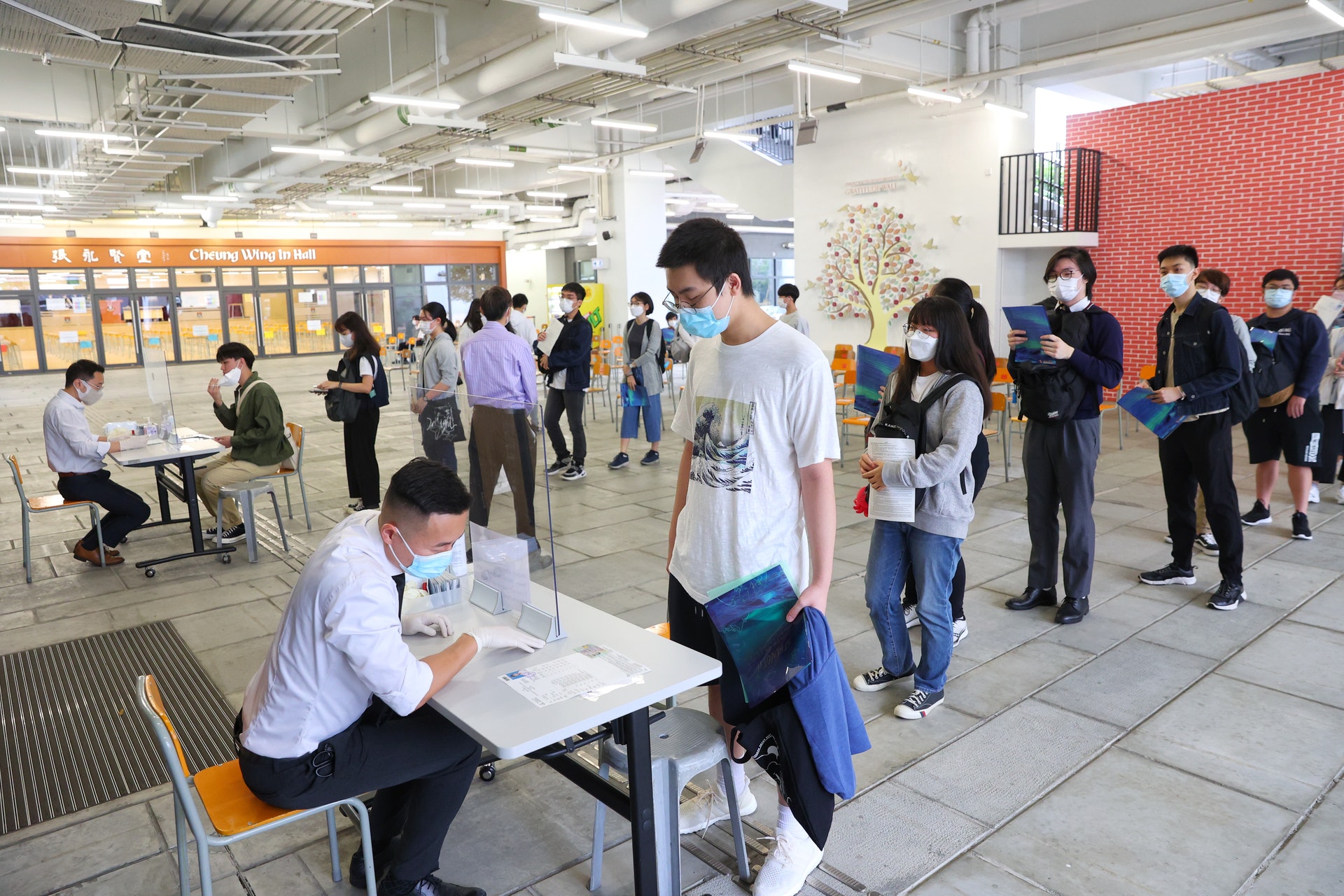DSE|中學文憑試4月22日開考,首科為英文科。考生到試場前需要提交「考生健康申報表」,確診早上快測呈陰性。(考評局提供圖片/羅君豪攝) DSE|中學文憑試4月22日開考,首科為英文科。考生到試場前需要提交「考生健康申報表」,確診早上快測呈陰性。(考評局提供圖片/羅君豪攝)