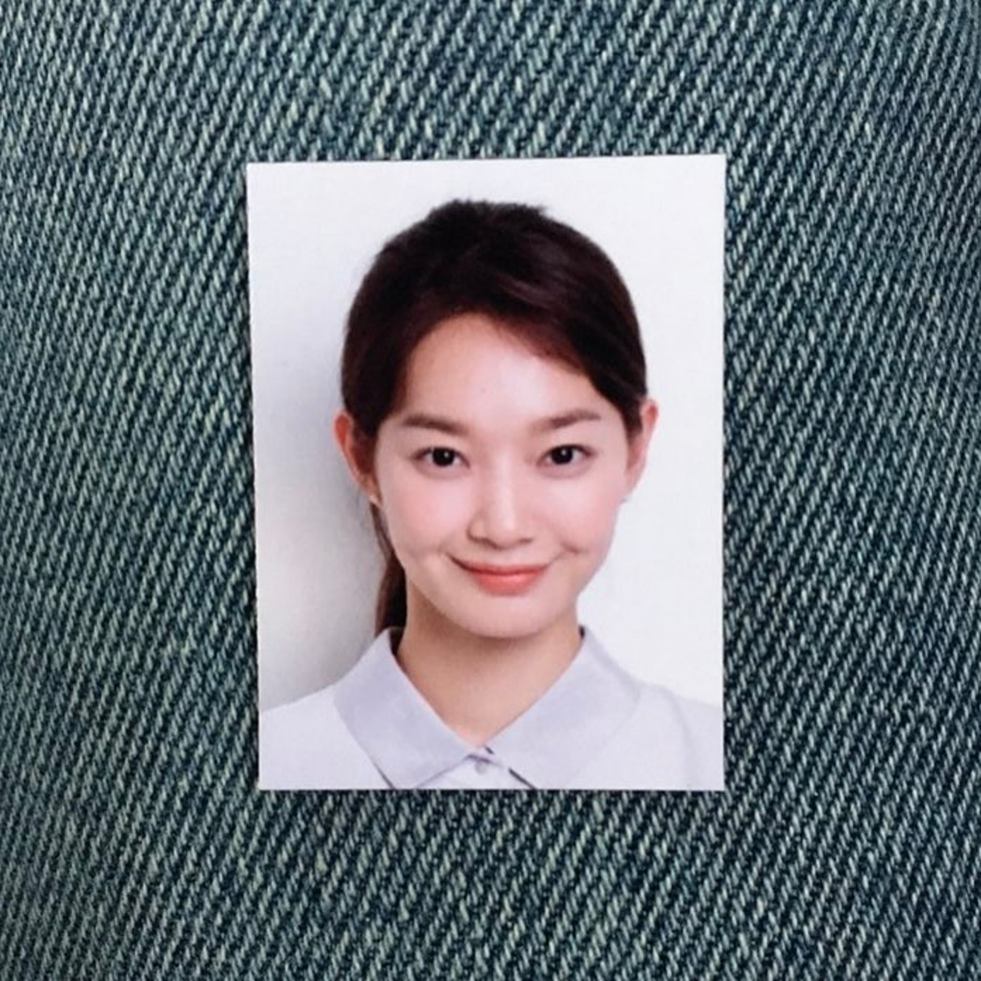 換身份證2022|證件相拍攝貼士1:穿V領上衣(illusomina@IG) 換身份證2022|證件相拍攝貼士1:穿V領上衣(illusomina@IG)