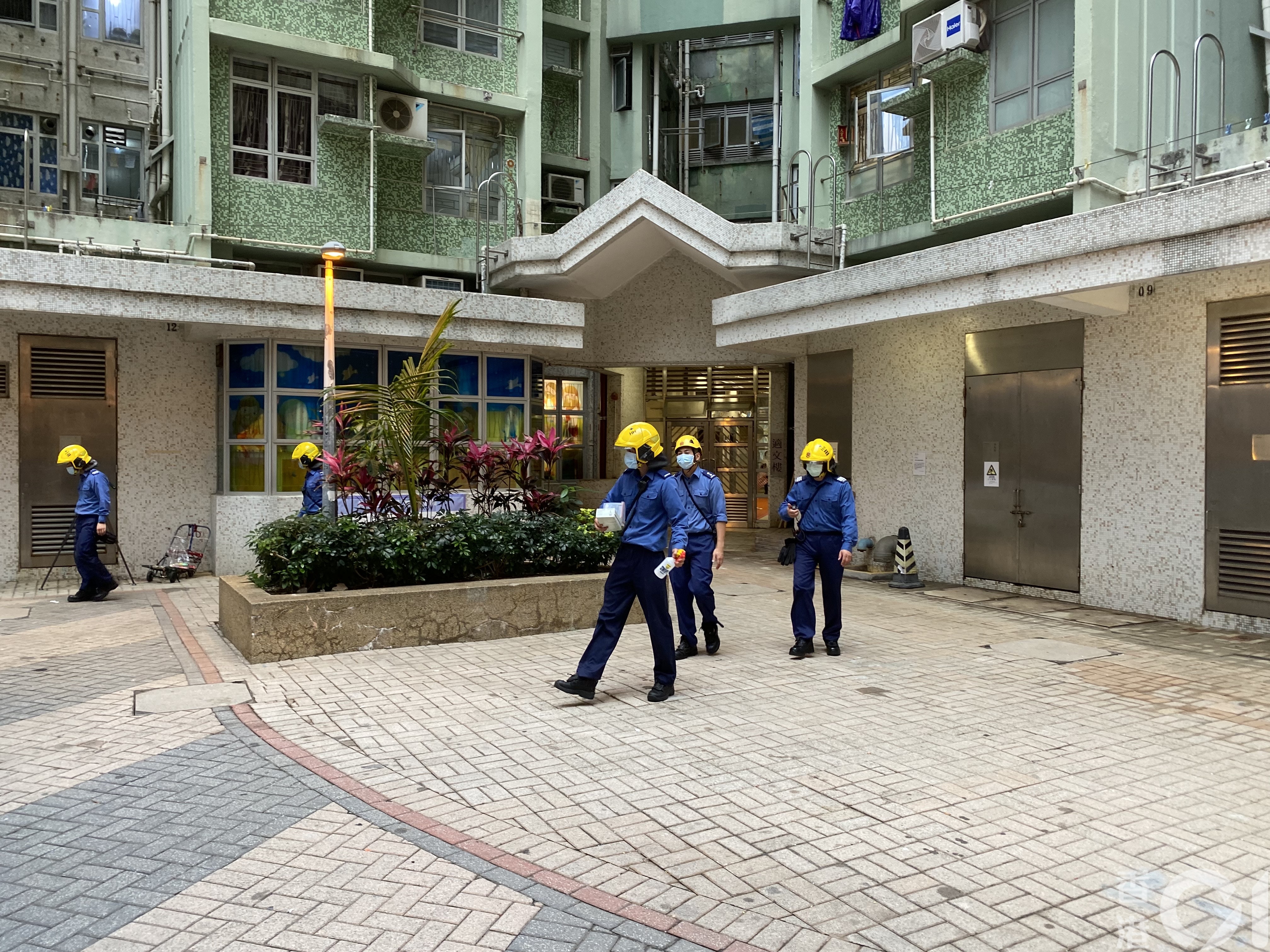 消防人員到場破門。（陳浩然攝）