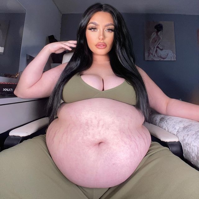英國25歲女子Antonia Graham已是3孩之母，她擁有小小鵝蛋臉，還有跟其臉毫不相稱的超巨大肚腩，這種反差令她在社交平台爆紅。（Antonia Graham IG圖片）