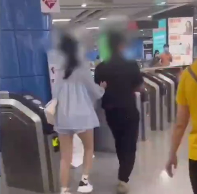 廣州女子下地鐵遭鹹豬手，當場擒住對方。（影片截圖）